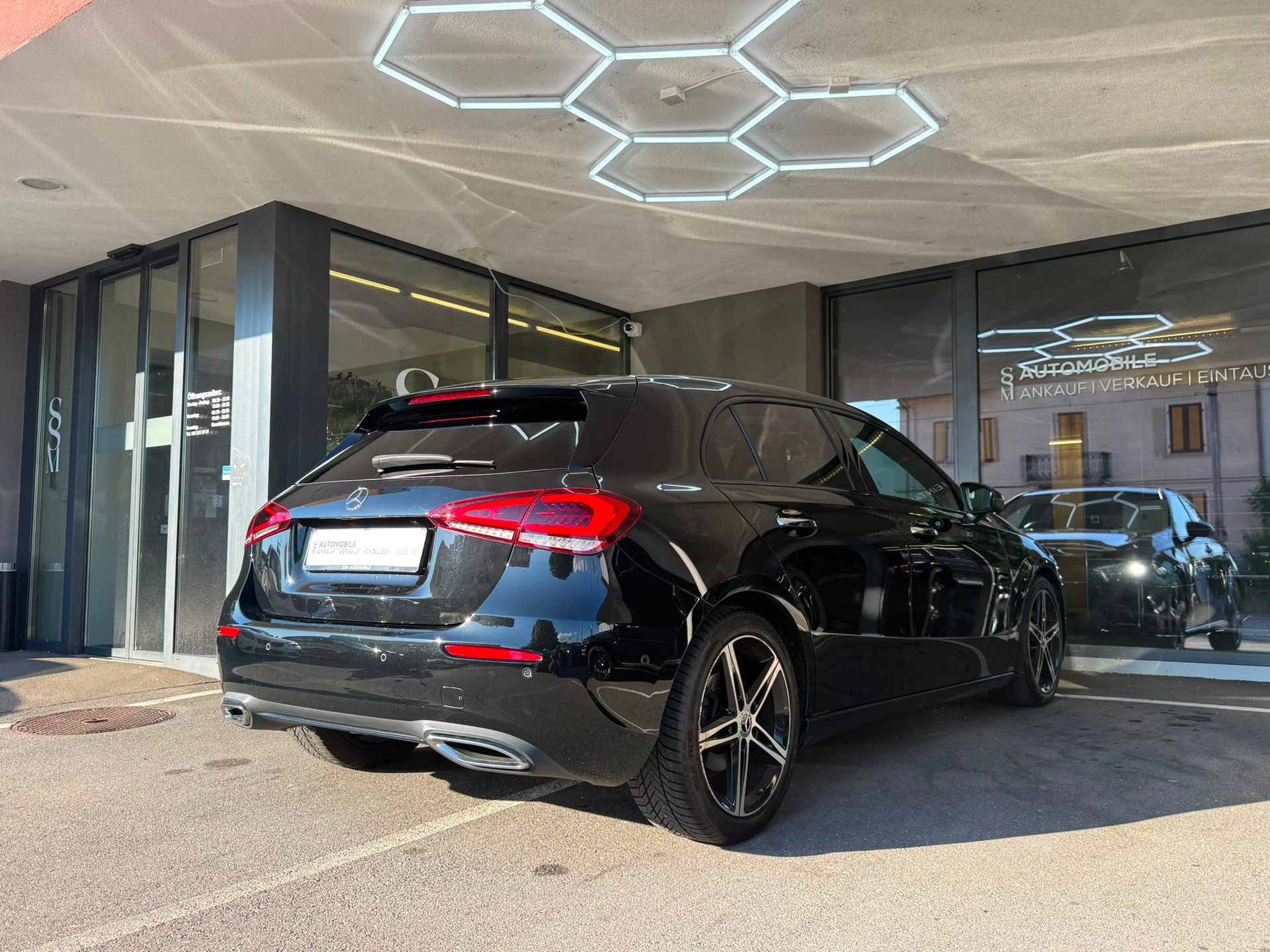 MERCEDES-BENZ A 180 AMG Line *Panodach* *Burmester* *CH Fahrzeug* 7G-DCT-image-3