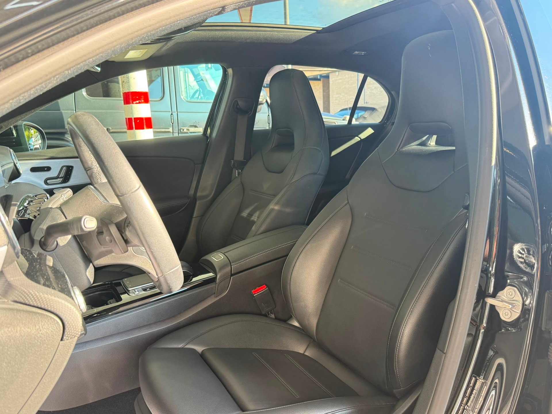 MERCEDES-BENZ A 180 AMG Line *Panodach* *Burmester* *CH Fahrzeug* 7G-DCT-image-7