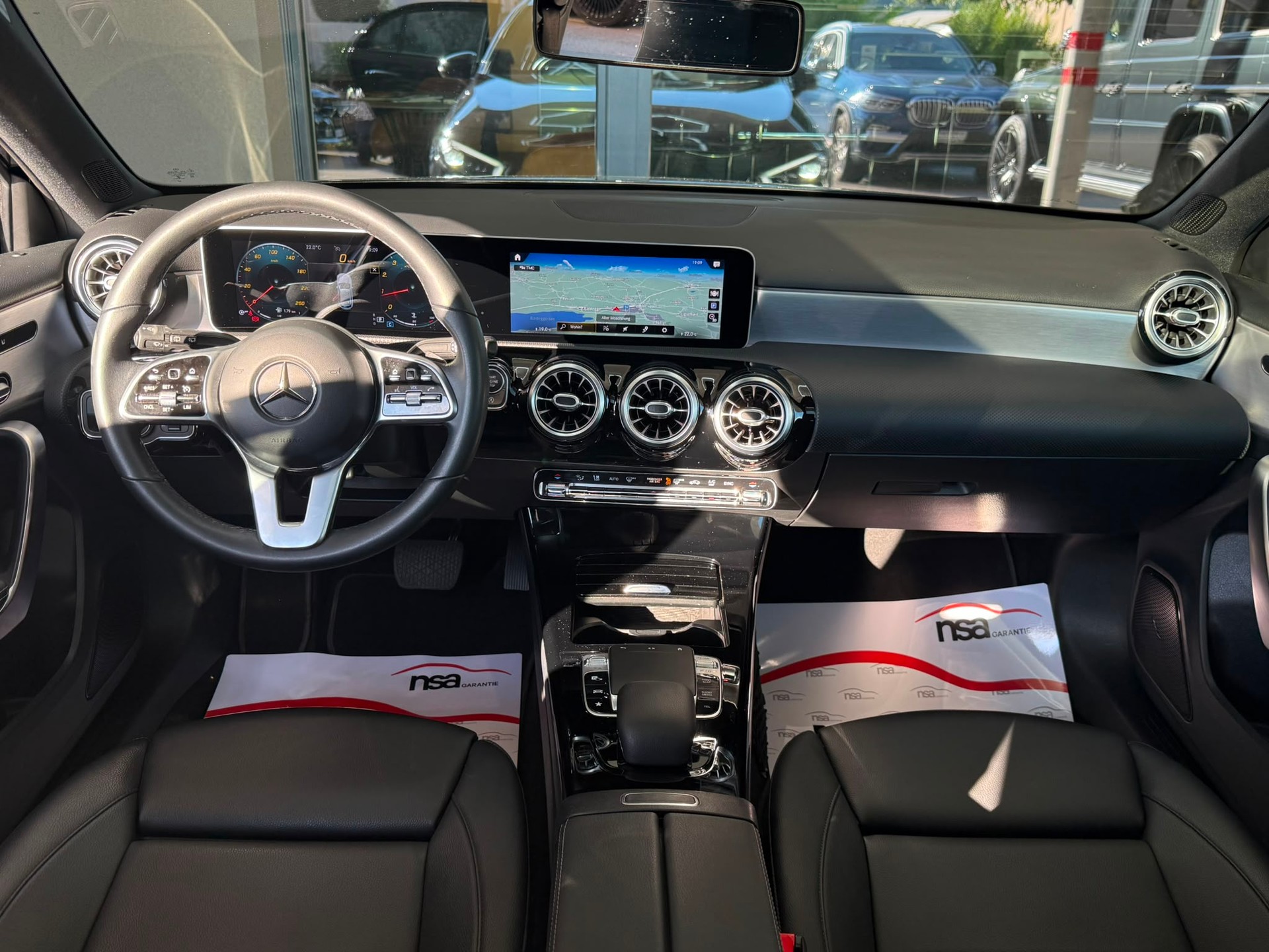 MERCEDES-BENZ A 180 AMG Line *Panodach* *Burmester* *CH Fahrzeug* 7G-DCT-image-10