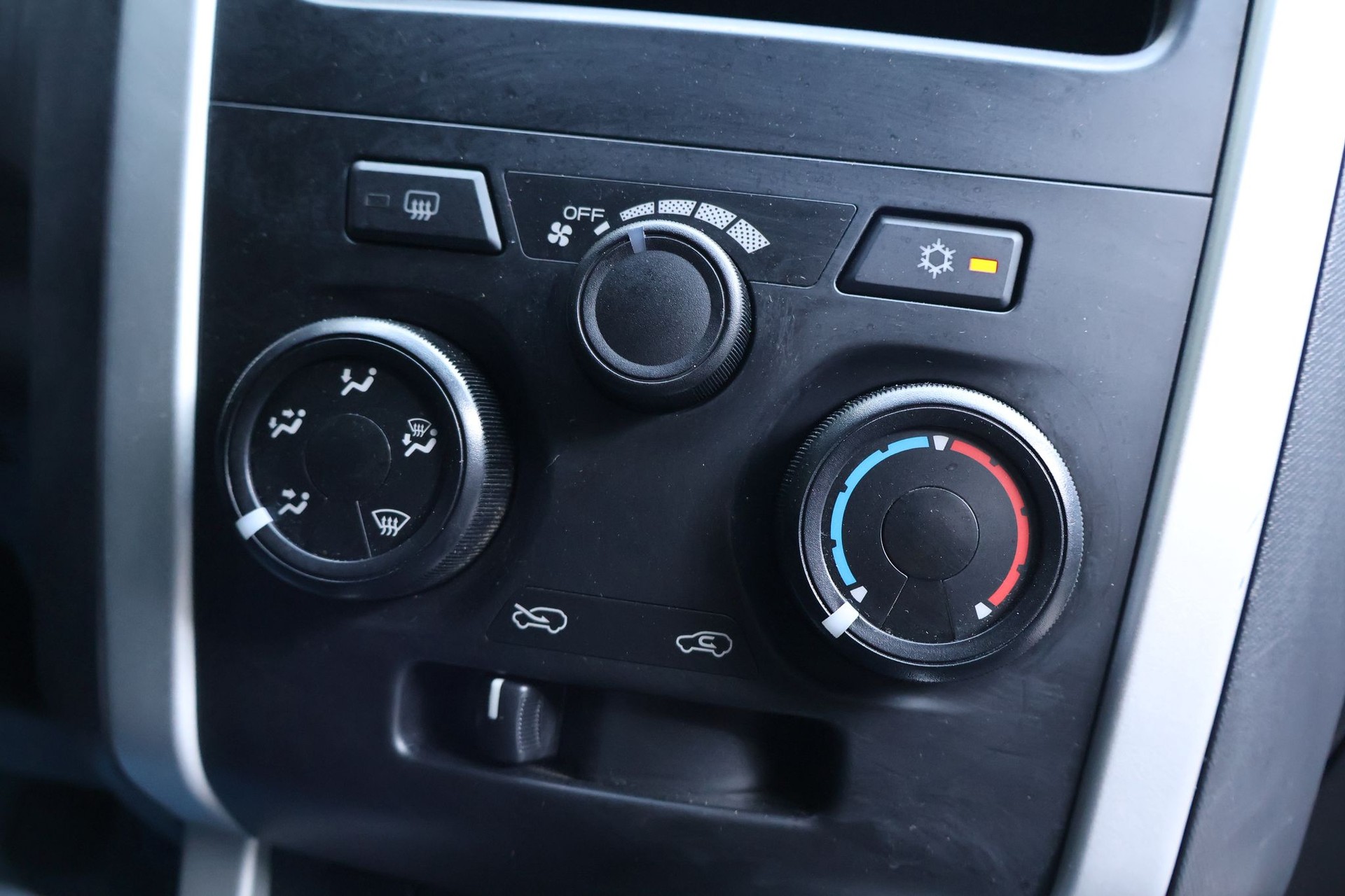 ISUZU D-MAX-image-10