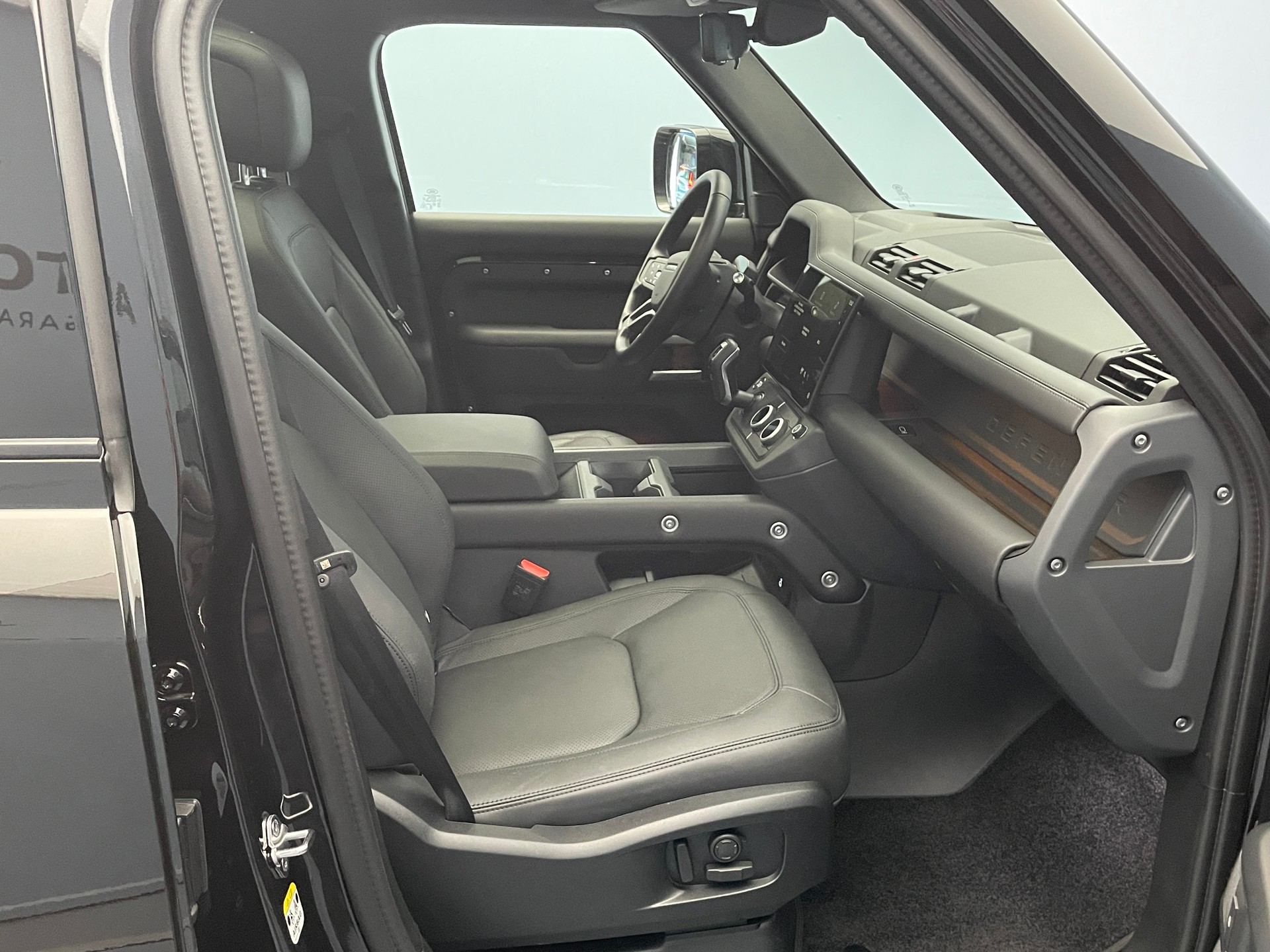 LAND ROVER Defender 110 2.0 P300e X-Dynamic HSE-image-8
