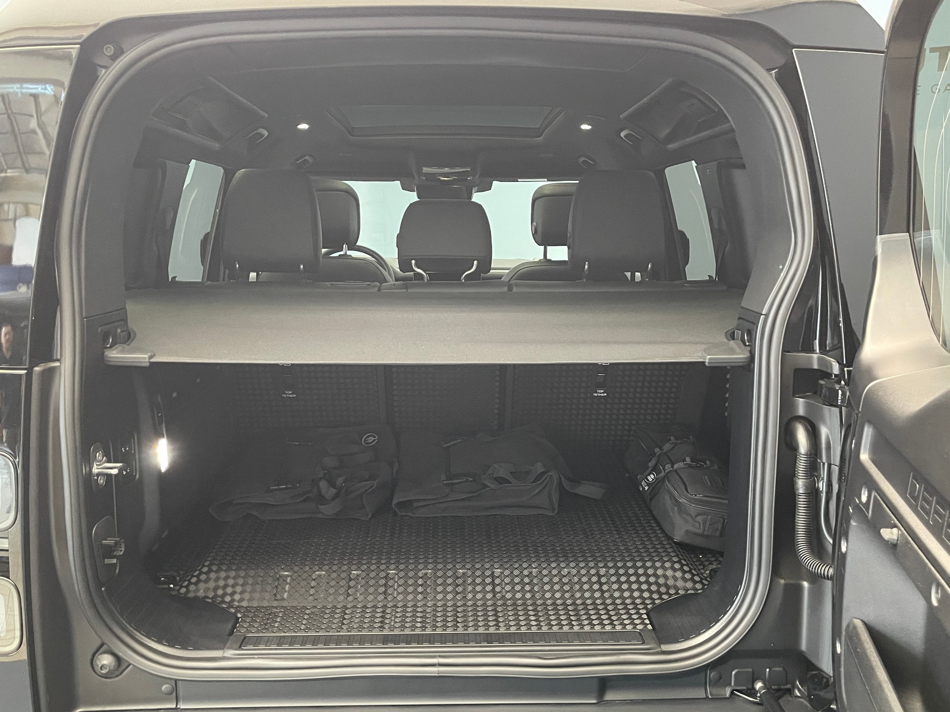 LAND ROVER Defender 110 2.0 P300e X-Dynamic HSE-image-12