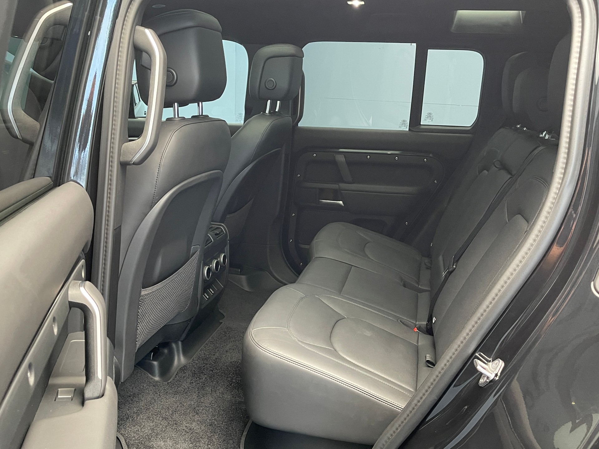 LAND ROVER Defender 110 2.0 P300e X-Dynamic HSE-image-9