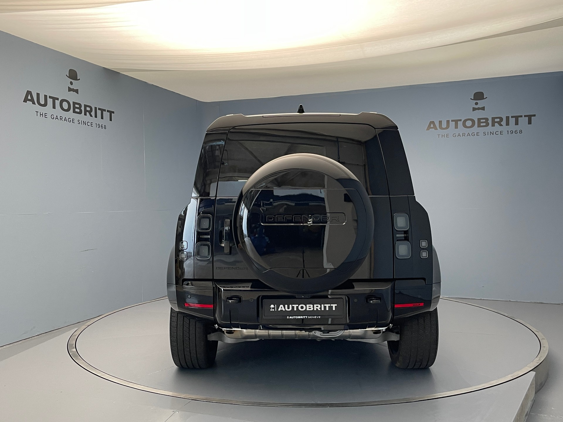 LAND ROVER Defender 110 2.0 P300e X-Dynamic HSE-image-4