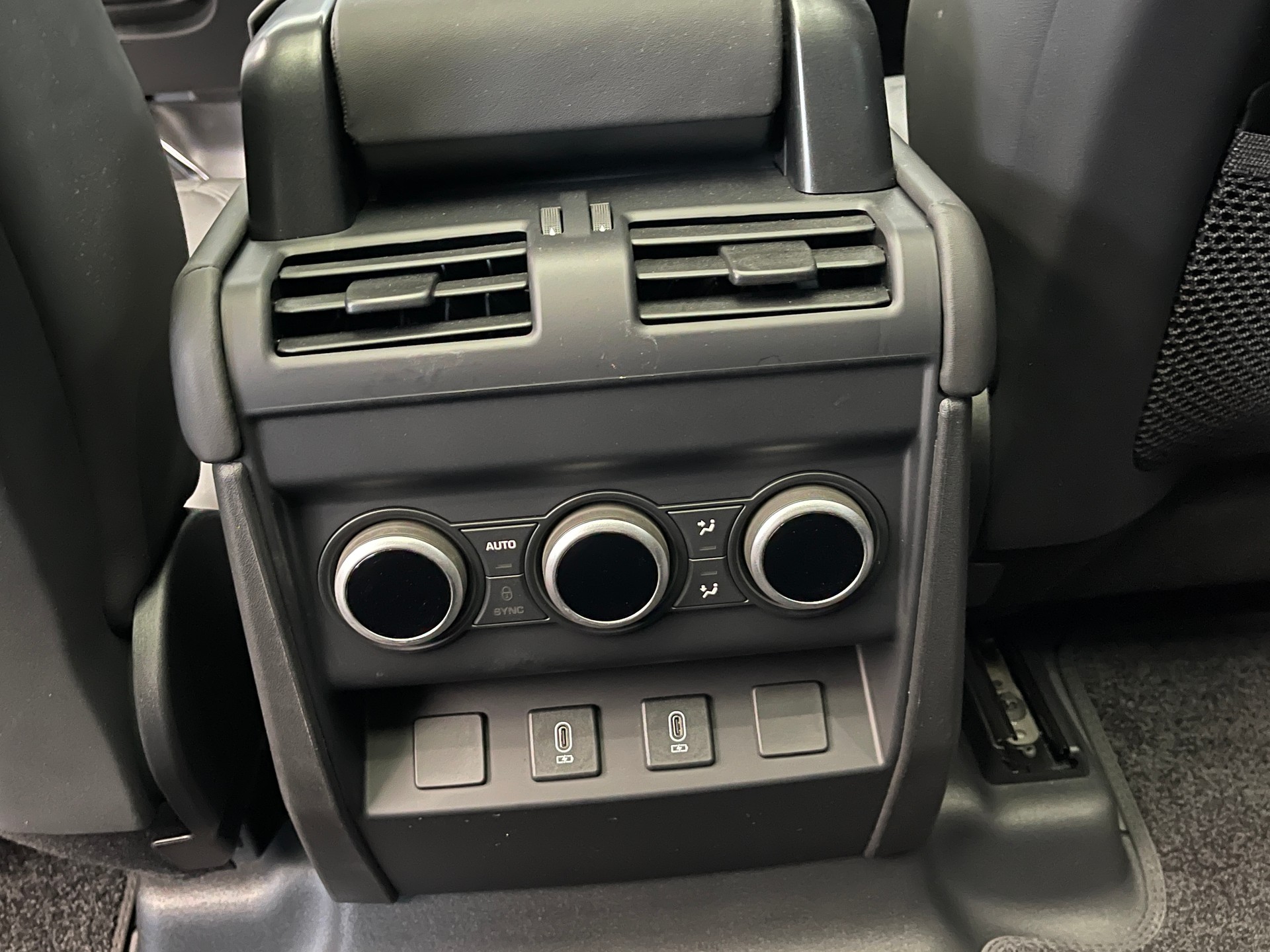 LAND ROVER Defender 110 2.0 P300e X-Dynamic HSE-image-11