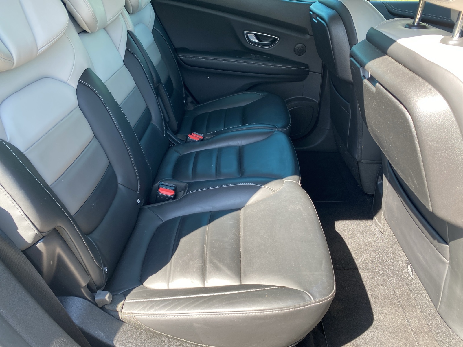 RENAULT Scénic 1.6 dCi Initiale Paris EDC-image-12