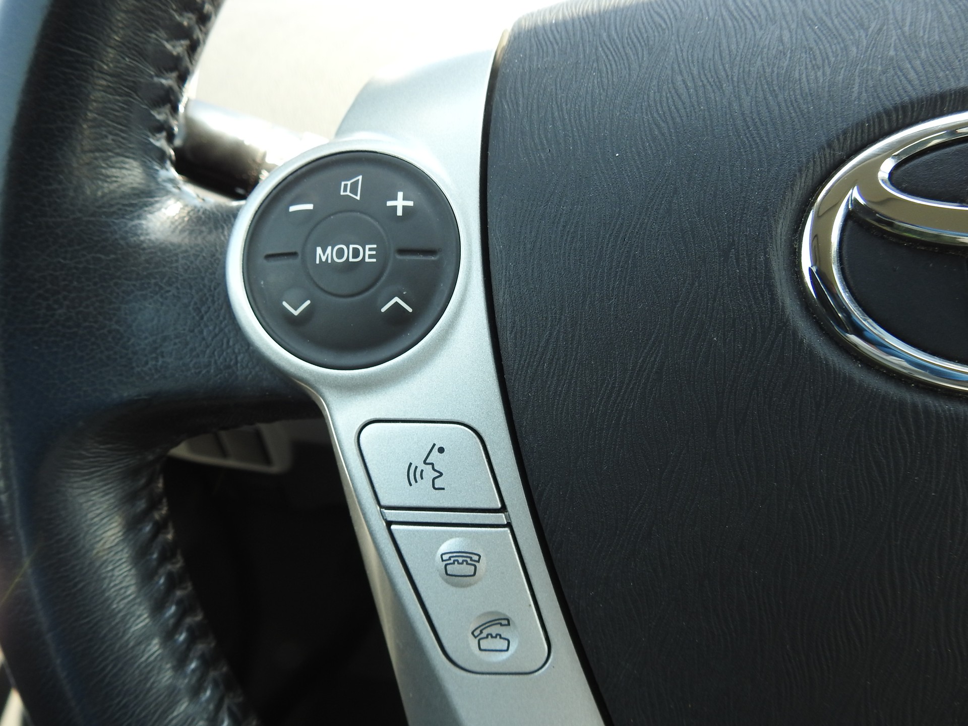TOYOTA Prius 1.8 16V HSD Sol-image-24