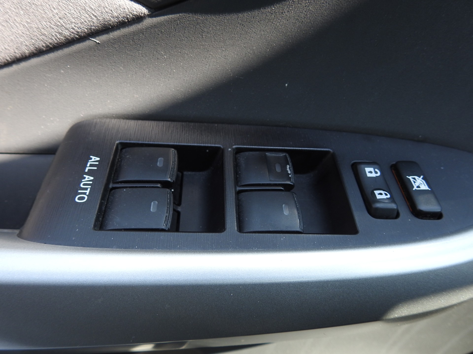TOYOTA Prius 1.8 16V HSD Sol-image-25