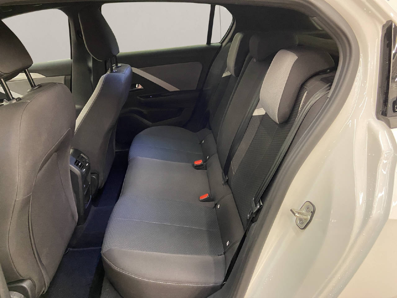 OPEL Astra 1.2 T Hybrid Edition-image-11