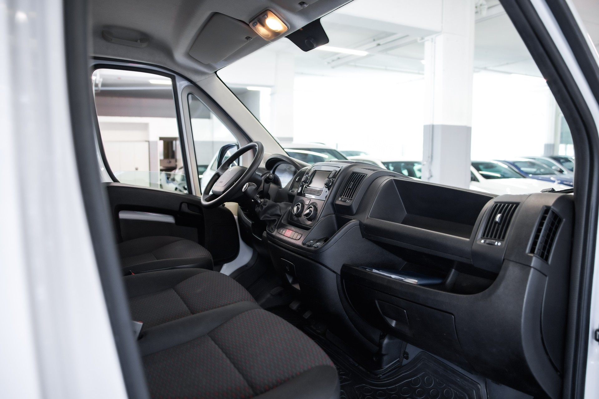 PEUGEOT Boxer 330 L1H1 2.2 BlueHDi 120 Premium S/S-image-23