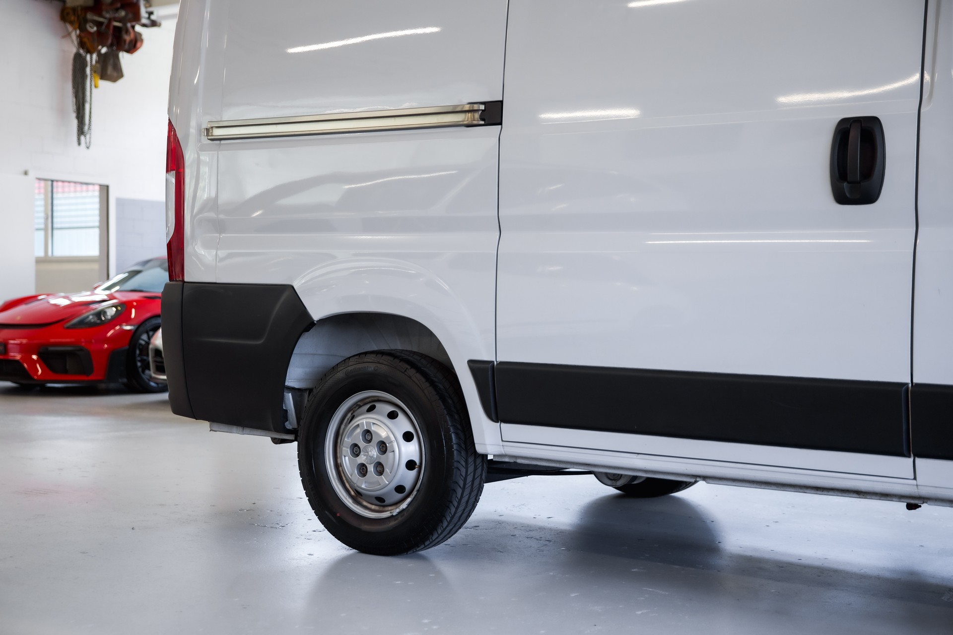 PEUGEOT Boxer 330 L1H1 2.2 BlueHDi 120 Premium S/S-image-11