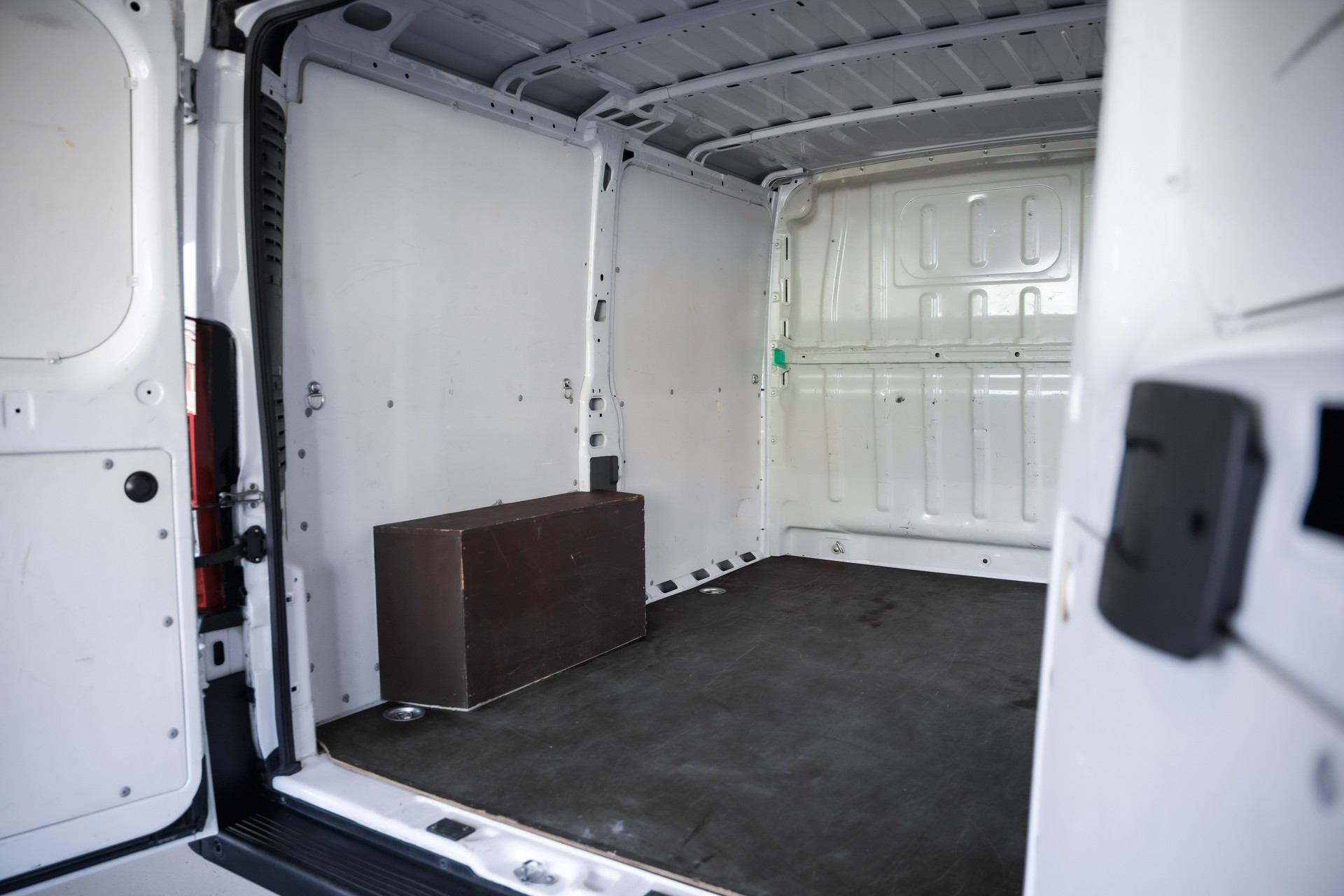 PEUGEOT Boxer 330 L1H1 2.2 BlueHDi 120 Premium S/S-image-18
