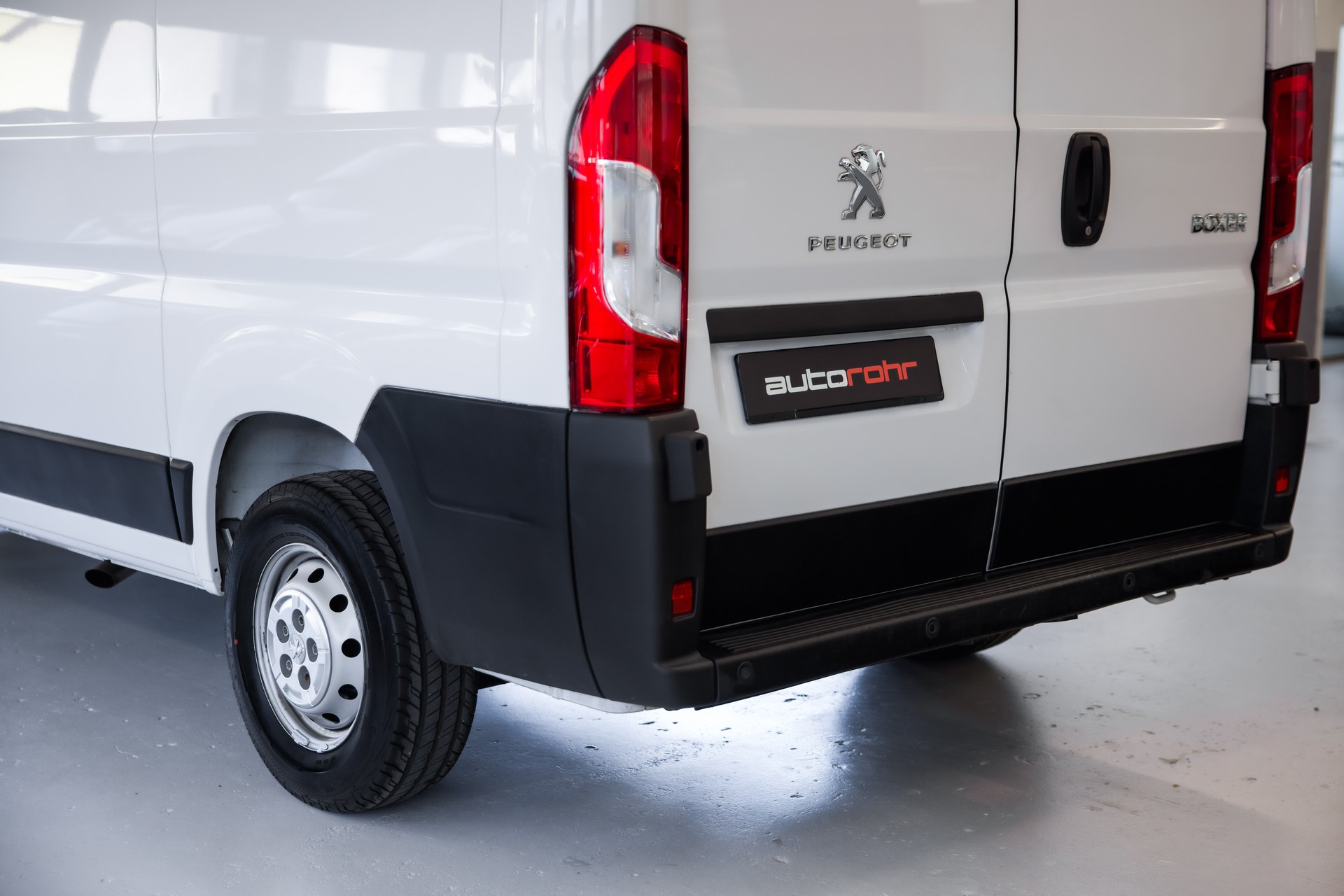 PEUGEOT Boxer 330 L1H1 2.2 BlueHDi 120 Premium S/S-image-13