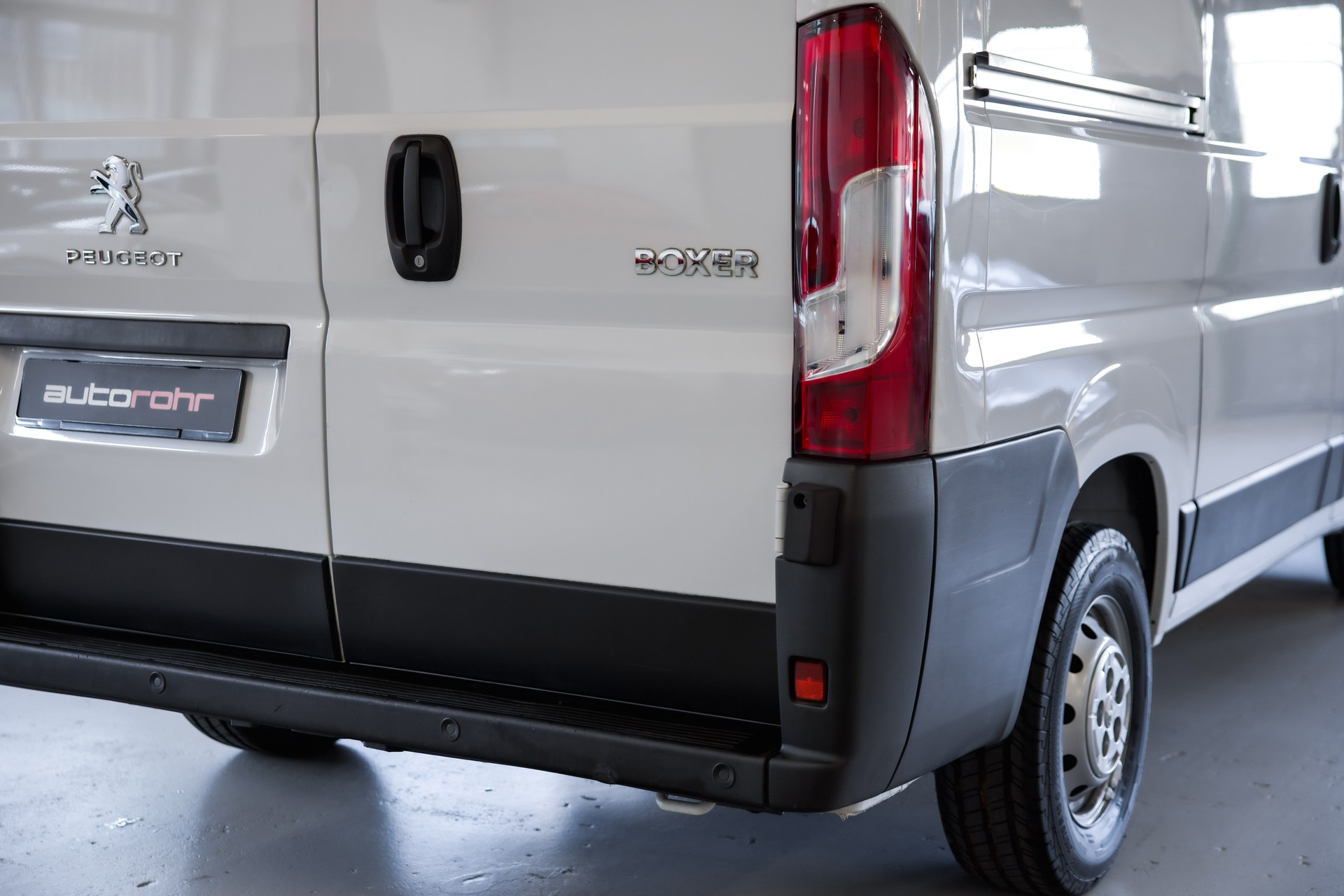 PEUGEOT Boxer 330 L1H1 2.2 BlueHDi 120 Premium S/S-image-12