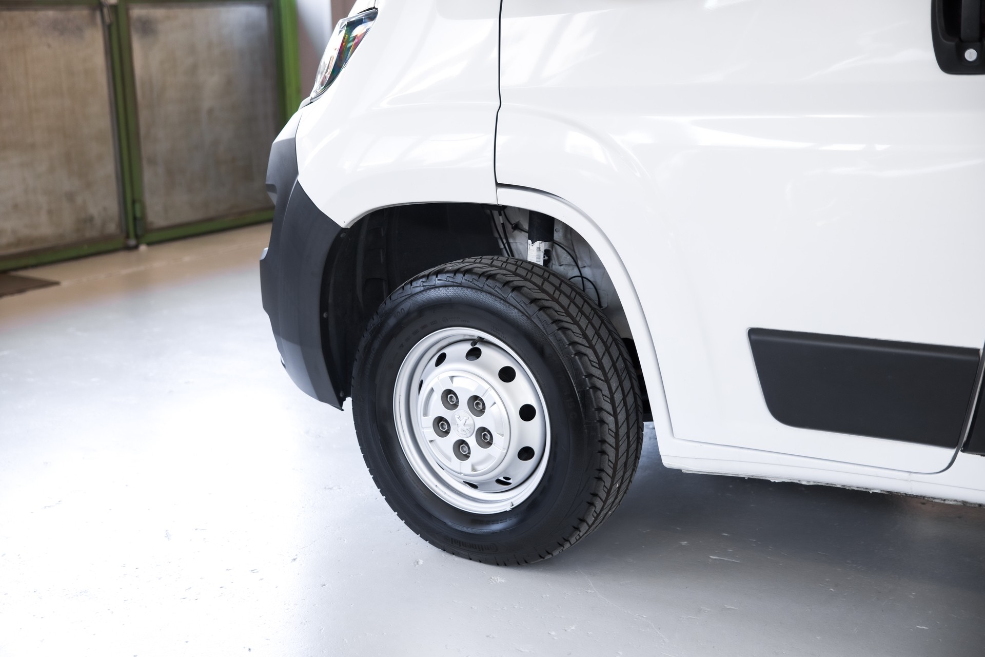 PEUGEOT Boxer 330 L1H1 2.2 BlueHDi 120 Premium S/S-image-14