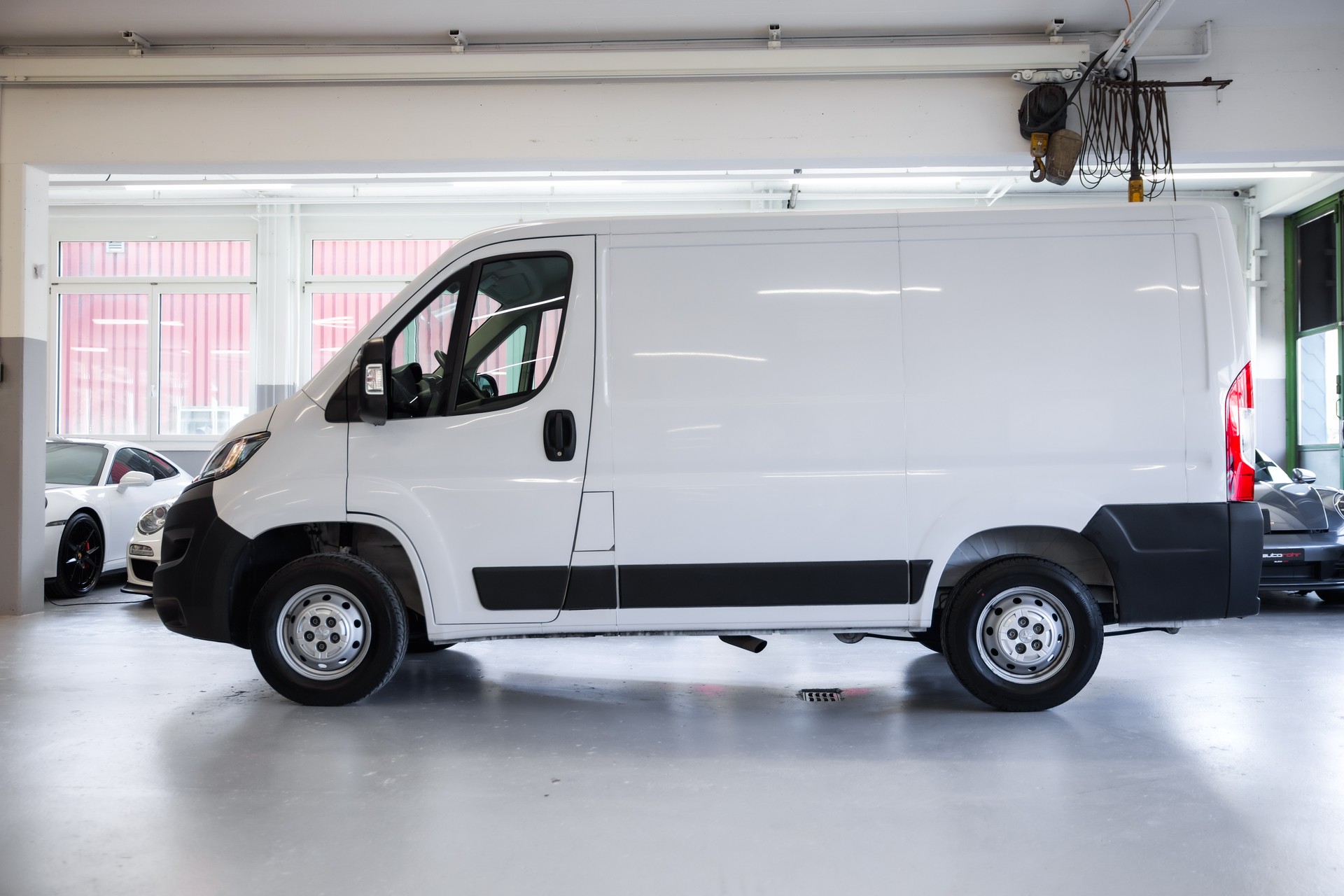 PEUGEOT Boxer 330 L1H1 2.2 BlueHDi 120 Premium S/S-image-4