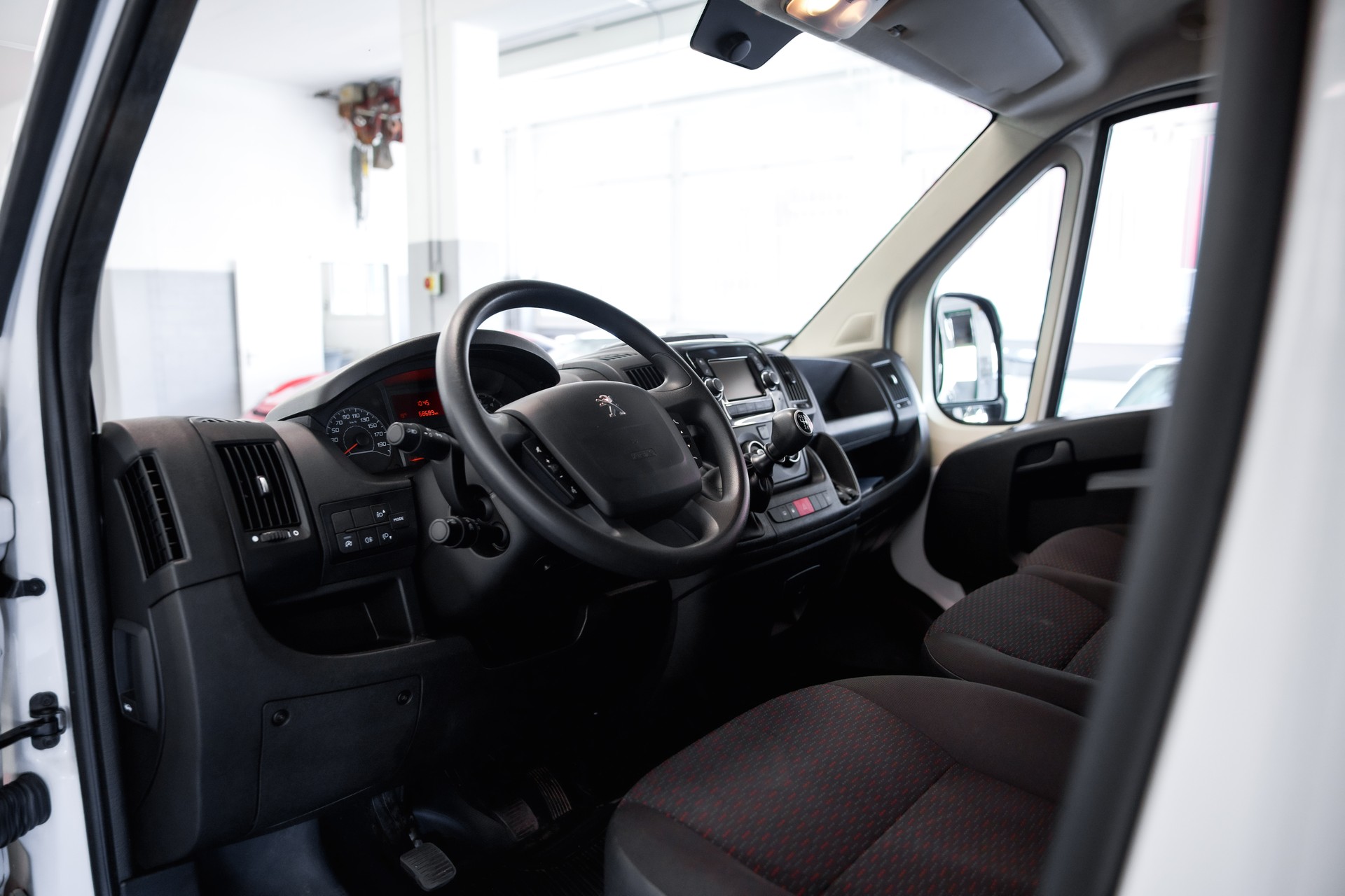 PEUGEOT Boxer 330 L1H1 2.2 BlueHDi 120 Premium S/S-image-20