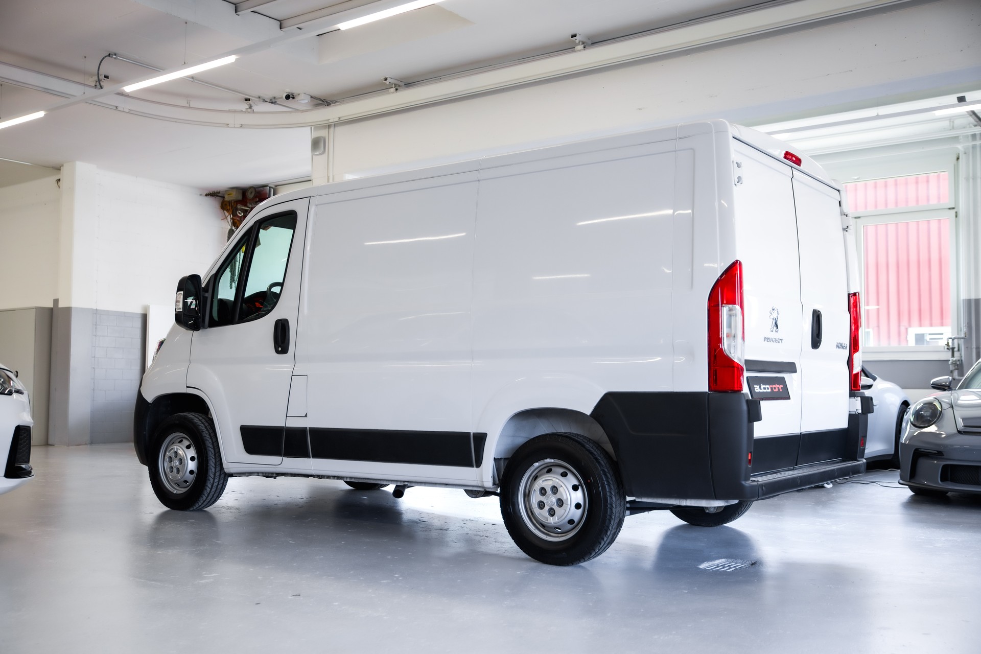 PEUGEOT Boxer 330 L1H1 2.2 BlueHDi 120 Premium S/S-image-7