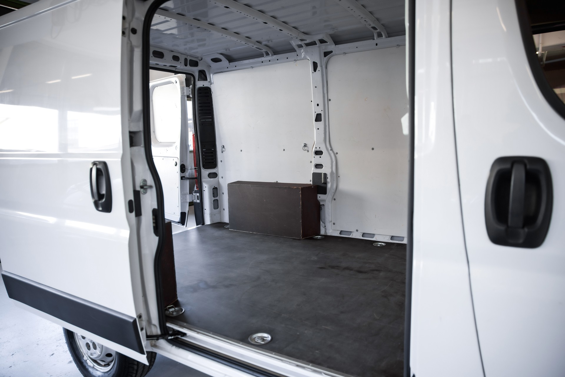PEUGEOT Boxer 330 L1H1 2.2 BlueHDi 120 Premium S/S-image-16
