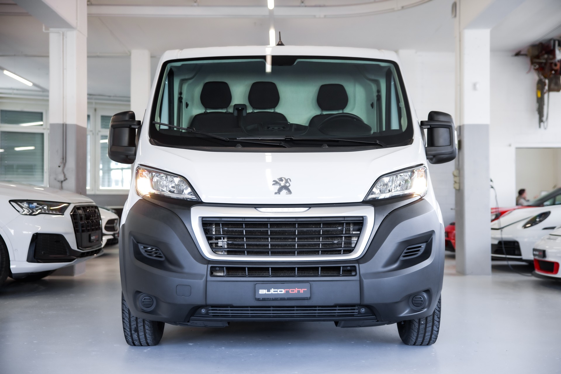 PEUGEOT Boxer 330 L1H1 2.2 BlueHDi 120 Premium S/S-image-1