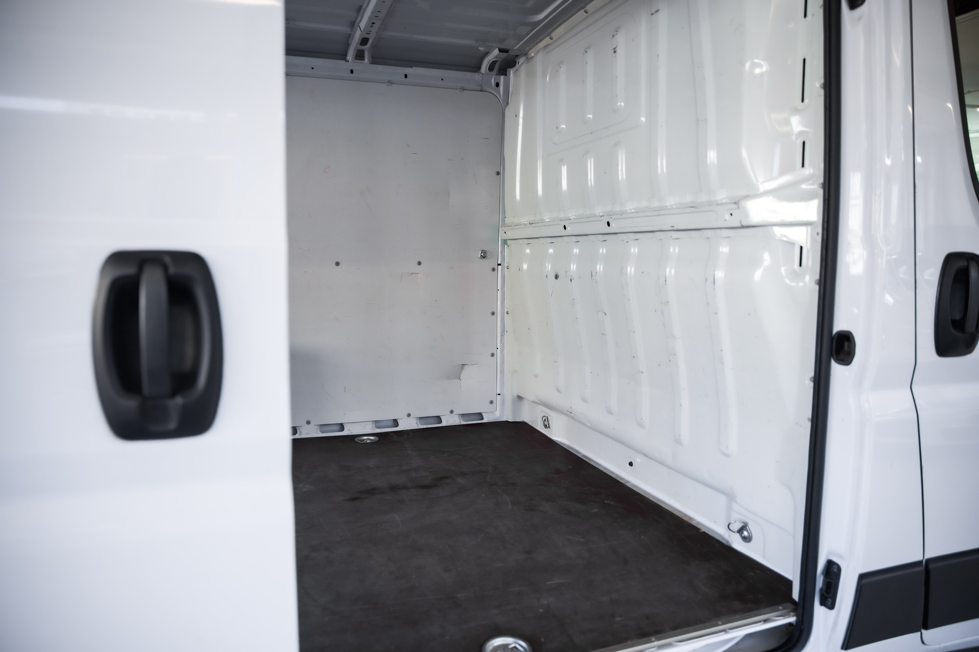 PEUGEOT Boxer 330 L1H1 2.2 BlueHDi 120 Premium S/S-image-19