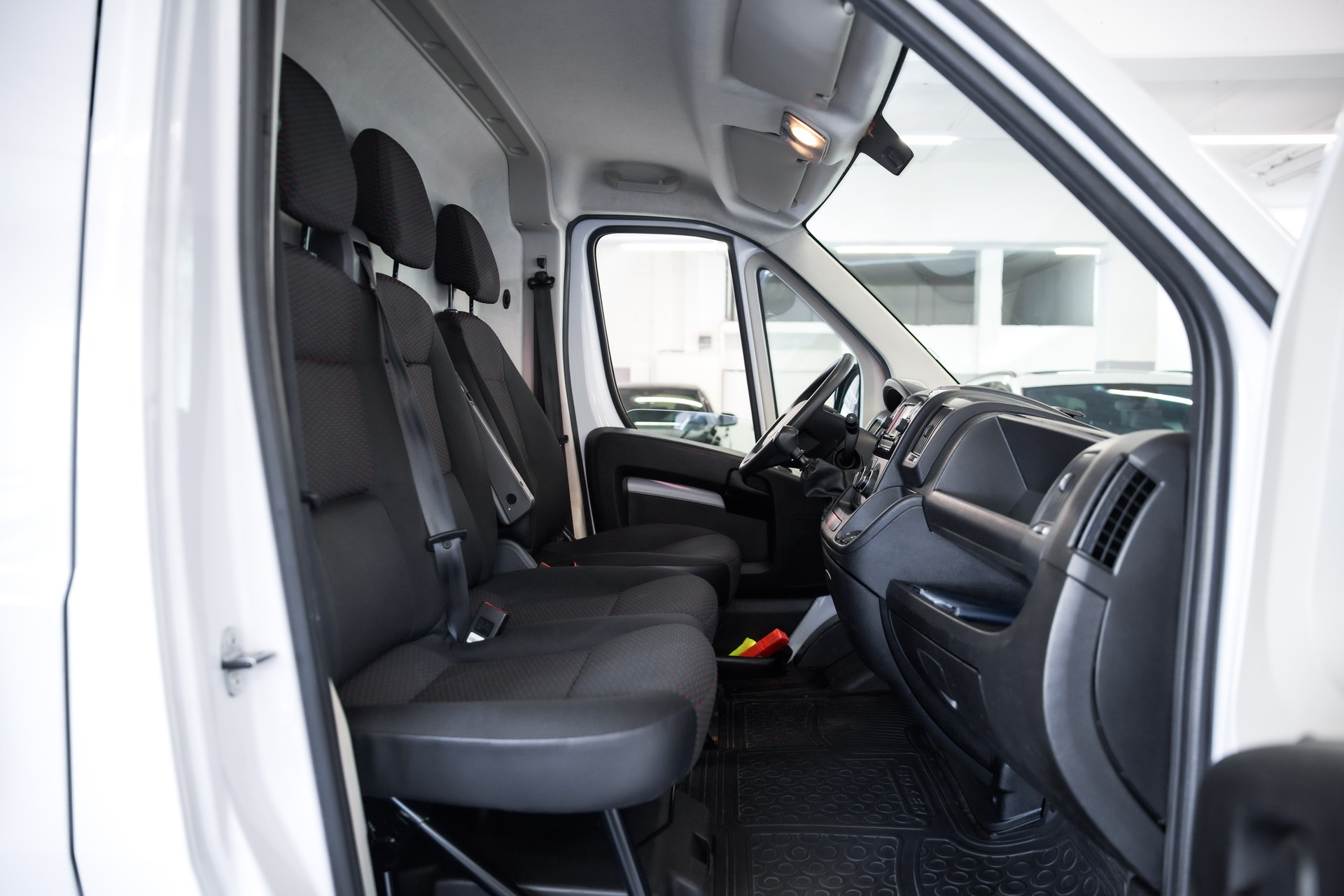 PEUGEOT Boxer 330 L1H1 2.2 BlueHDi 120 Premium S/S-image-24
