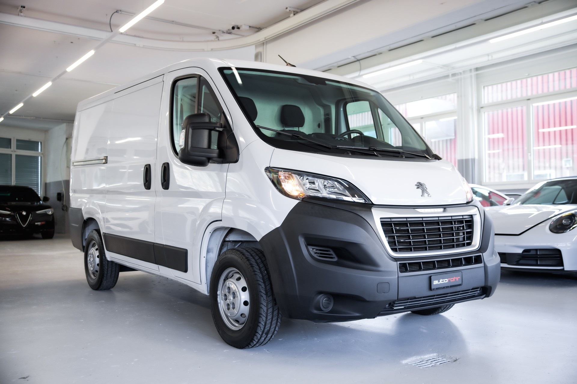 PEUGEOT Boxer 330 L1H1 2.2 BlueHDi 120 Premium S/S-image-2