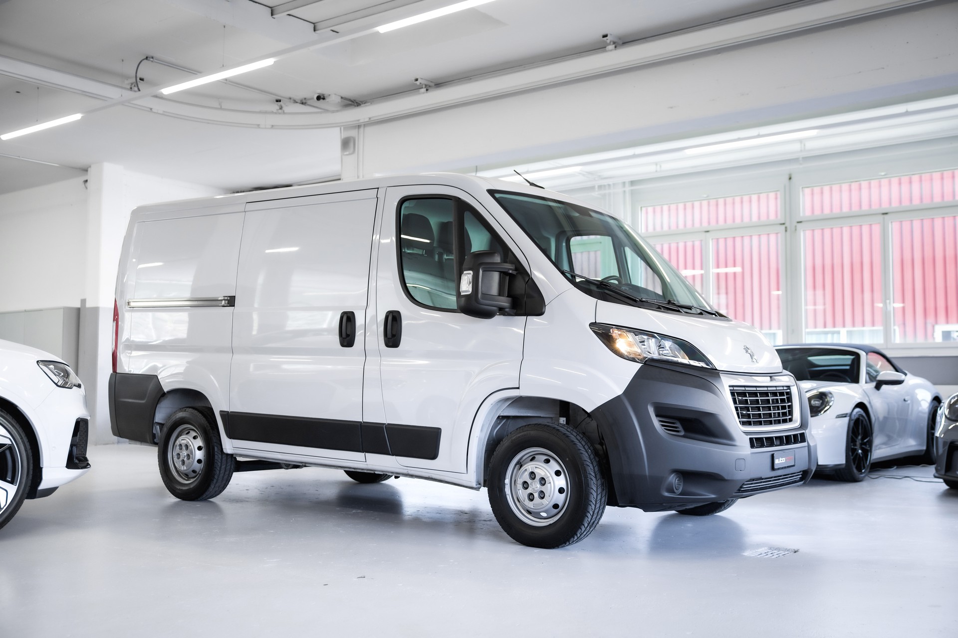 PEUGEOT Boxer 330 L1H1 2.2 BlueHDi 120 Premium S/S-image-0