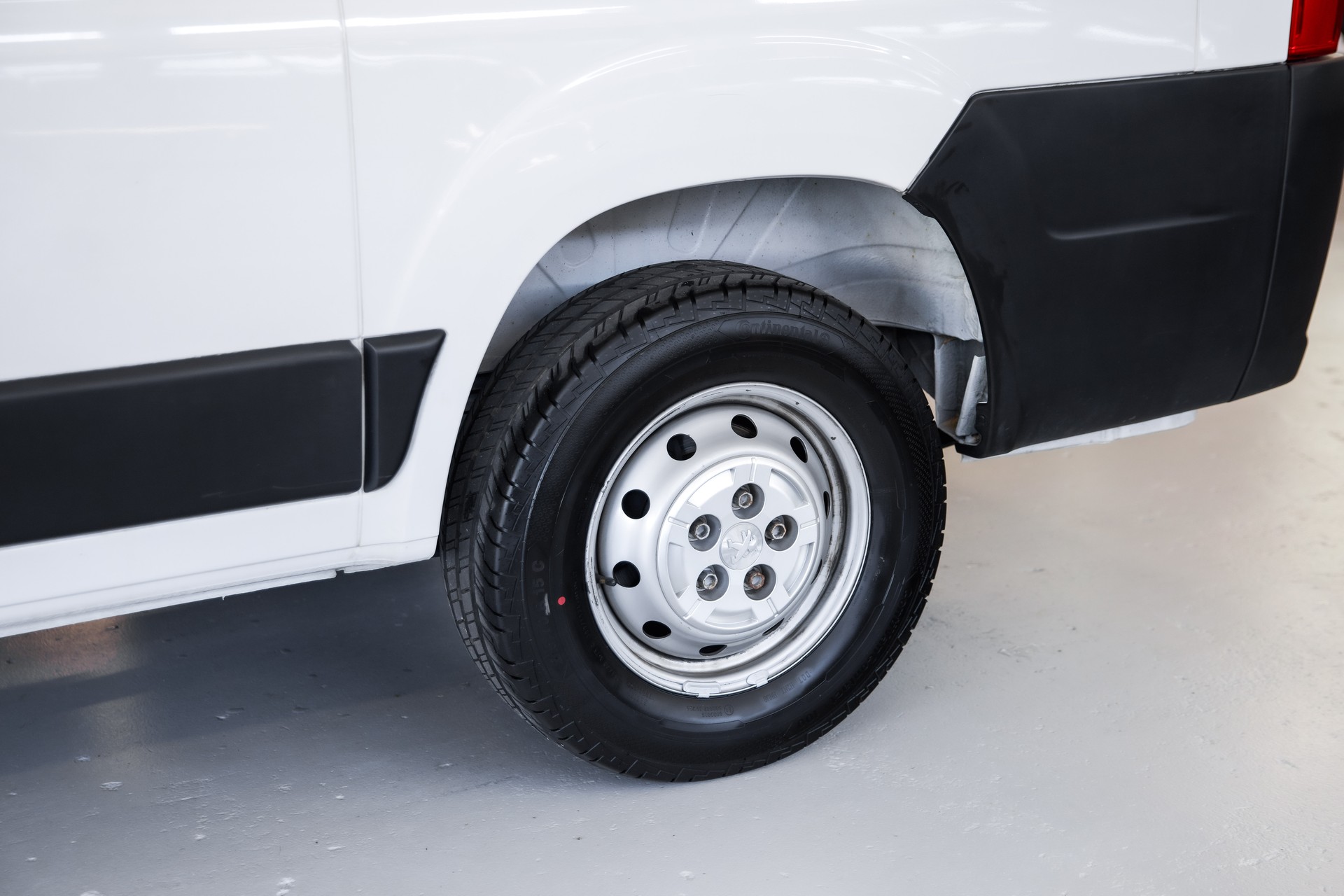 PEUGEOT Boxer 330 L1H1 2.2 BlueHDi 120 Premium S/S-image-15
