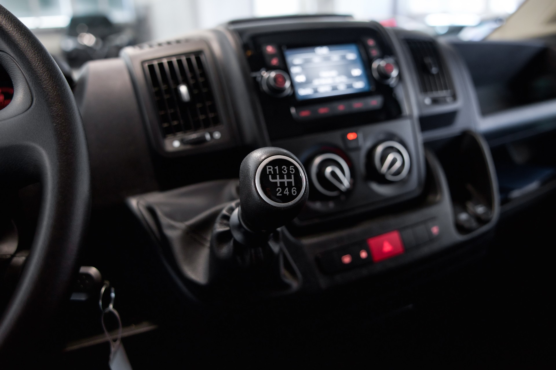 PEUGEOT Boxer 330 L1H1 2.2 BlueHDi 120 Premium S/S-image-30