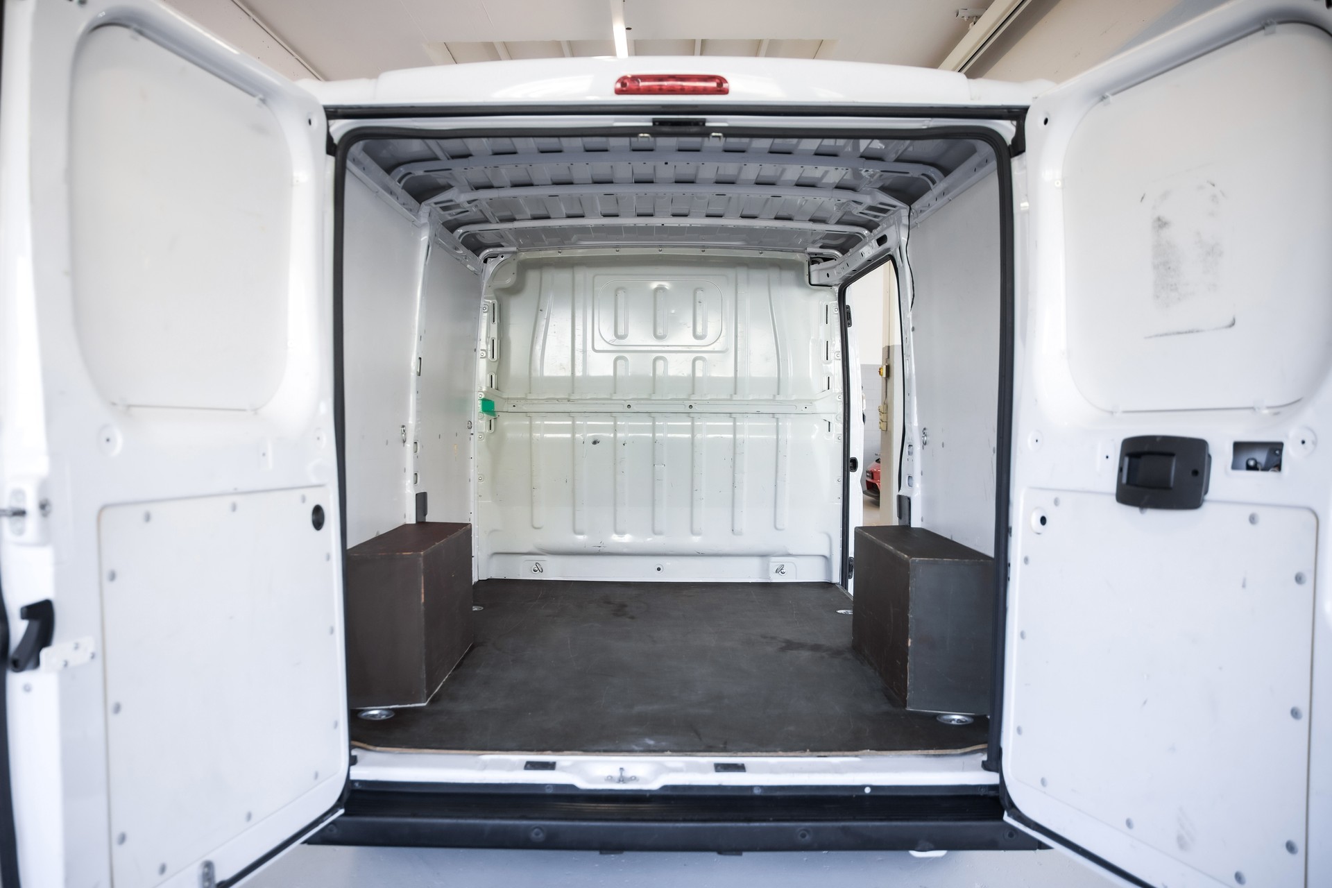 PEUGEOT Boxer 330 L1H1 2.2 BlueHDi 120 Premium S/S-image-17