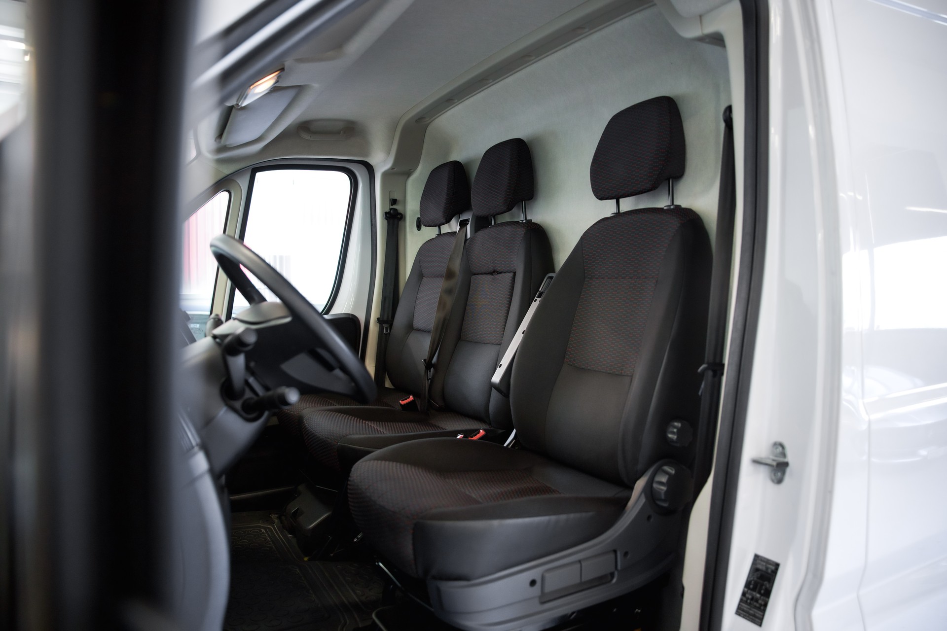 PEUGEOT Boxer 330 L1H1 2.2 BlueHDi 120 Premium S/S-image-22