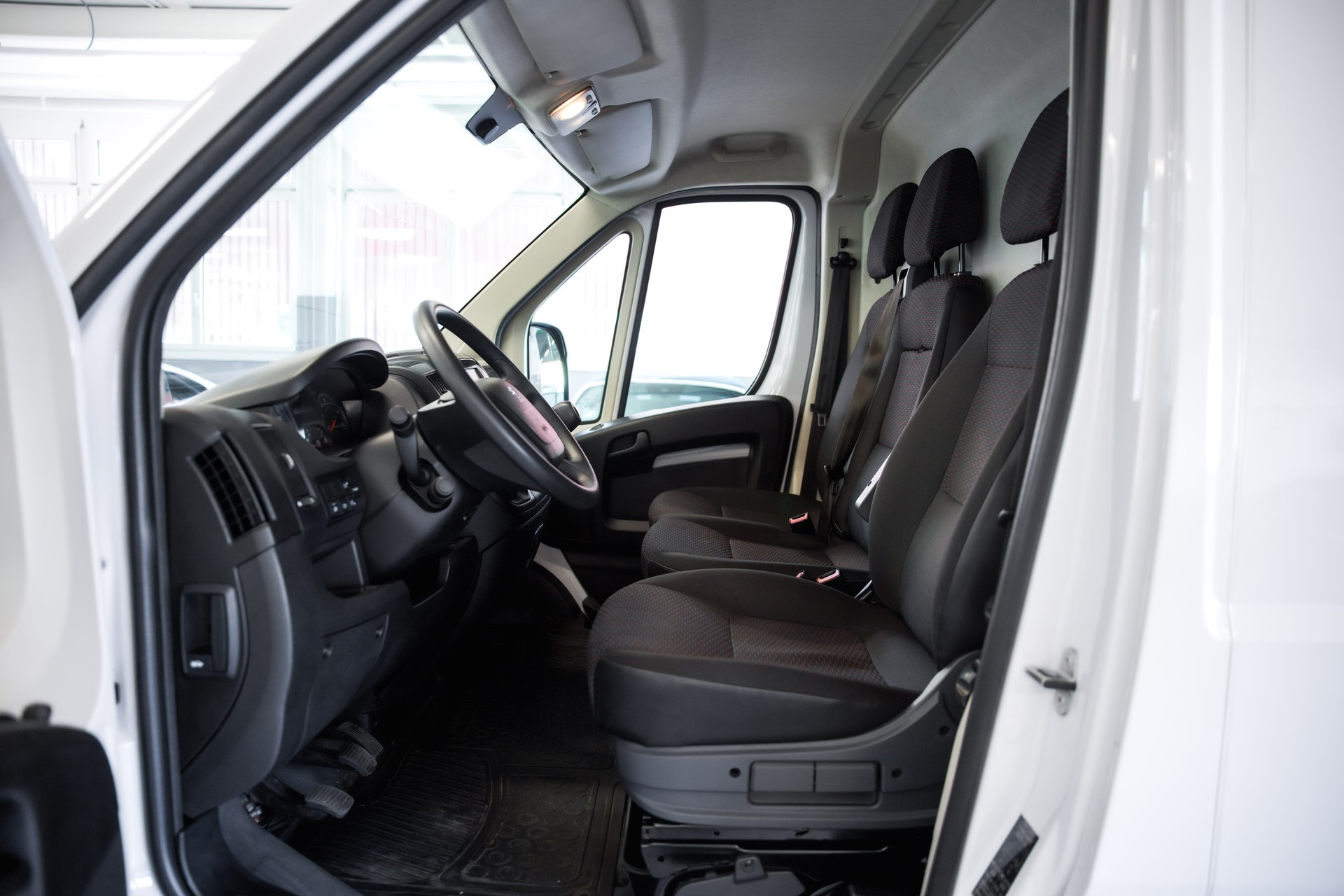 PEUGEOT Boxer 330 L1H1 2.2 BlueHDi 120 Premium S/S-image-21