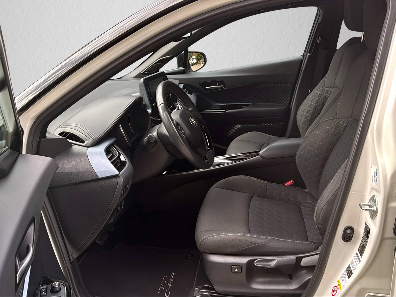 TOYOTA C-HR 2.0 VVTi HSD Trend-image-2