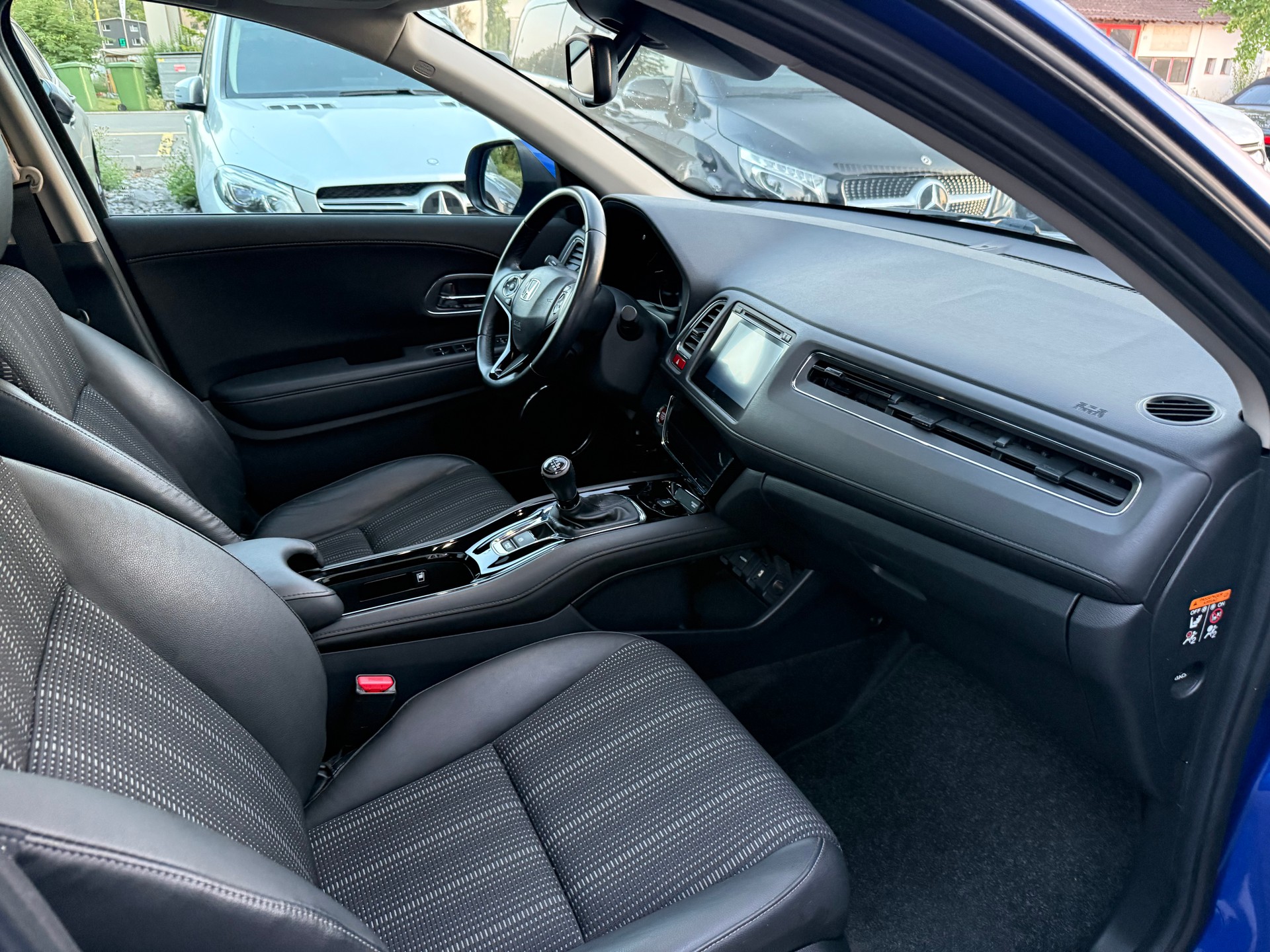 HONDA HR-V 1.6i-DTEC Executive-image-8