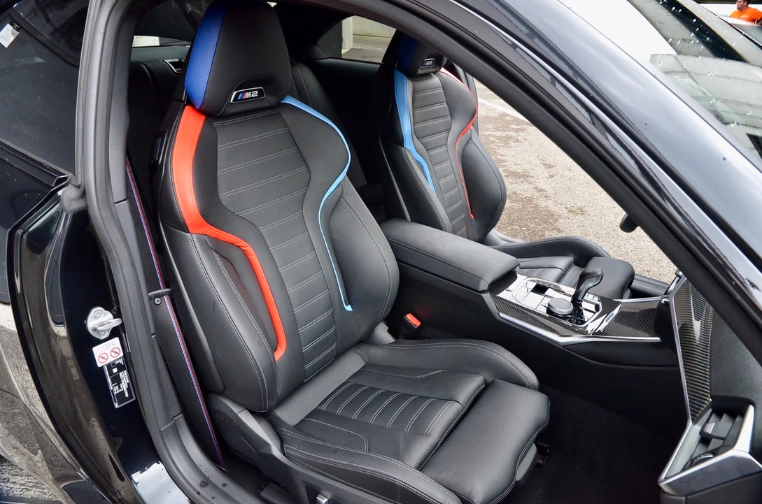 BMW M2 Steptronic-showroom-element-2