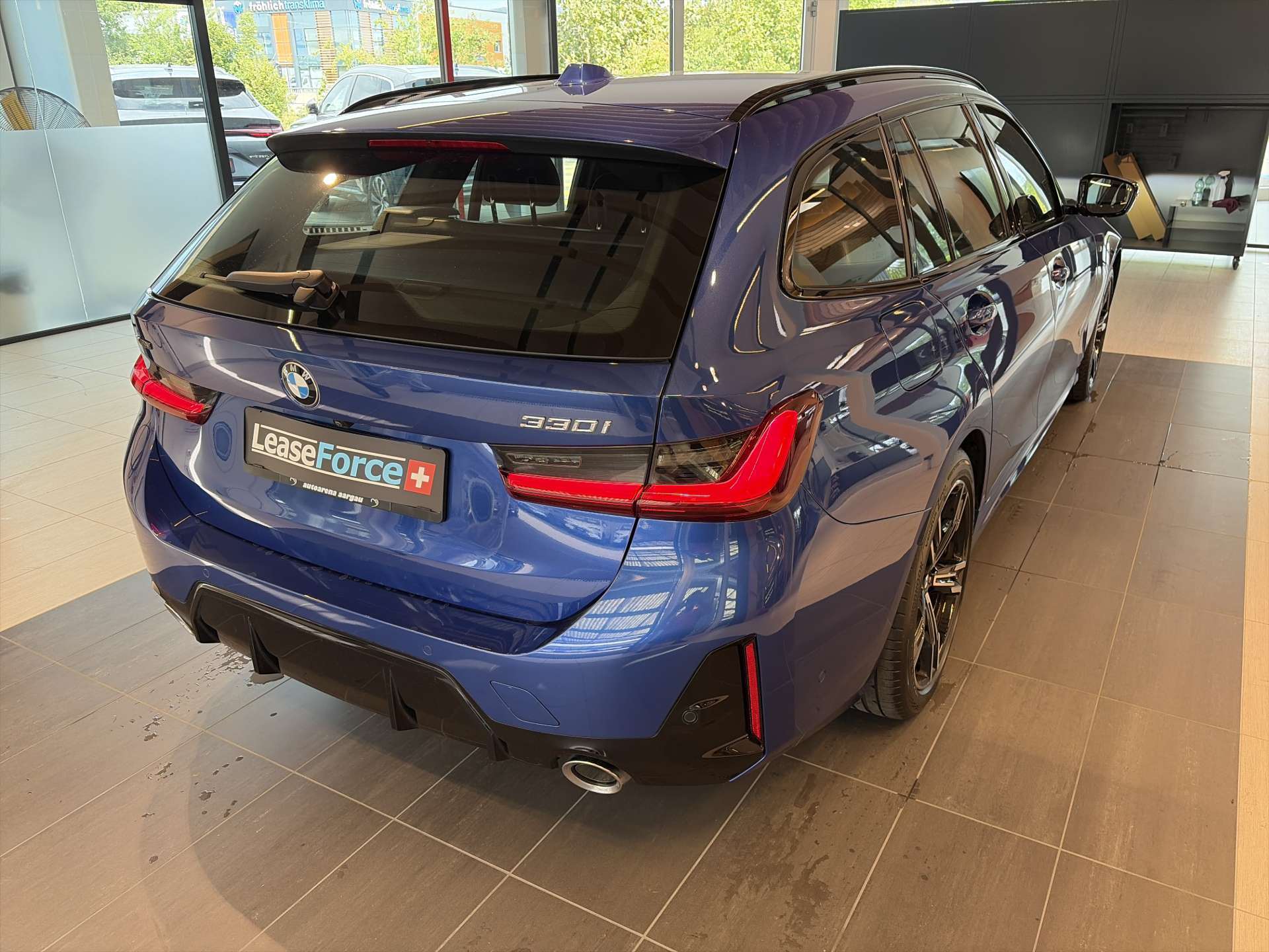 BMW 330i Touring xDrive M-Sport 245PS Steptronic Automat-image-2