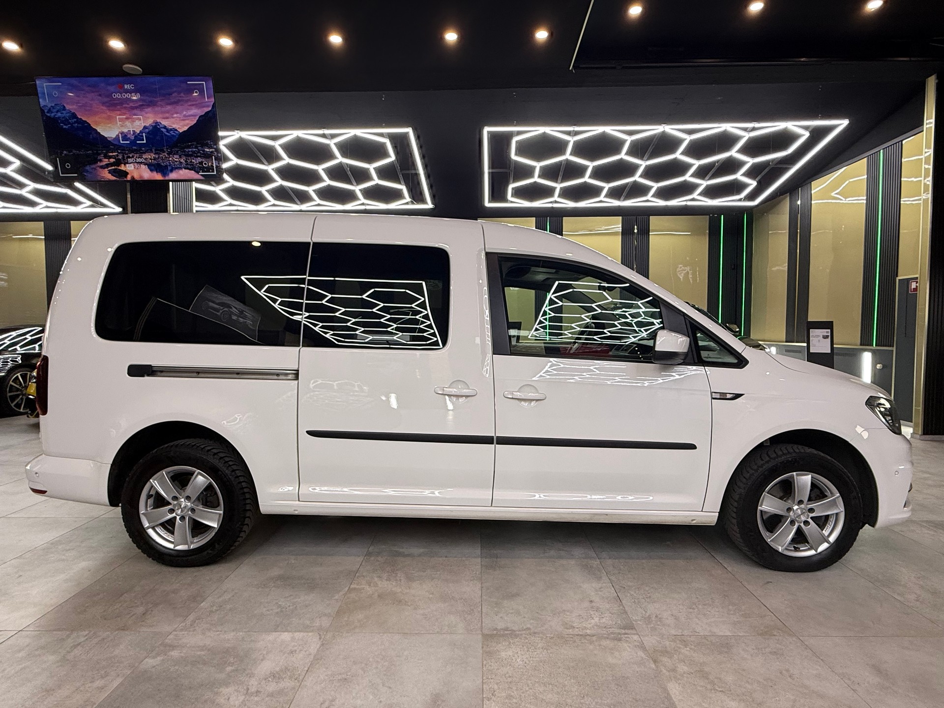 VW Caddy Maxi 2.0TDI BlueMotion Technology DSG-image-3