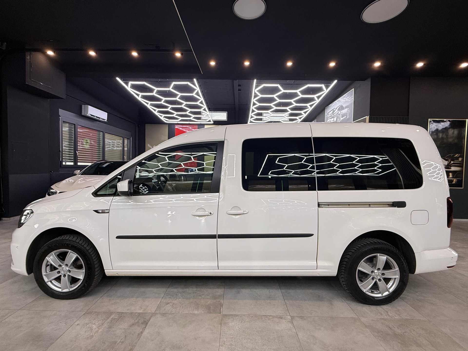 VW Caddy Maxi 2.0TDI BlueMotion Technology DSG-image-7