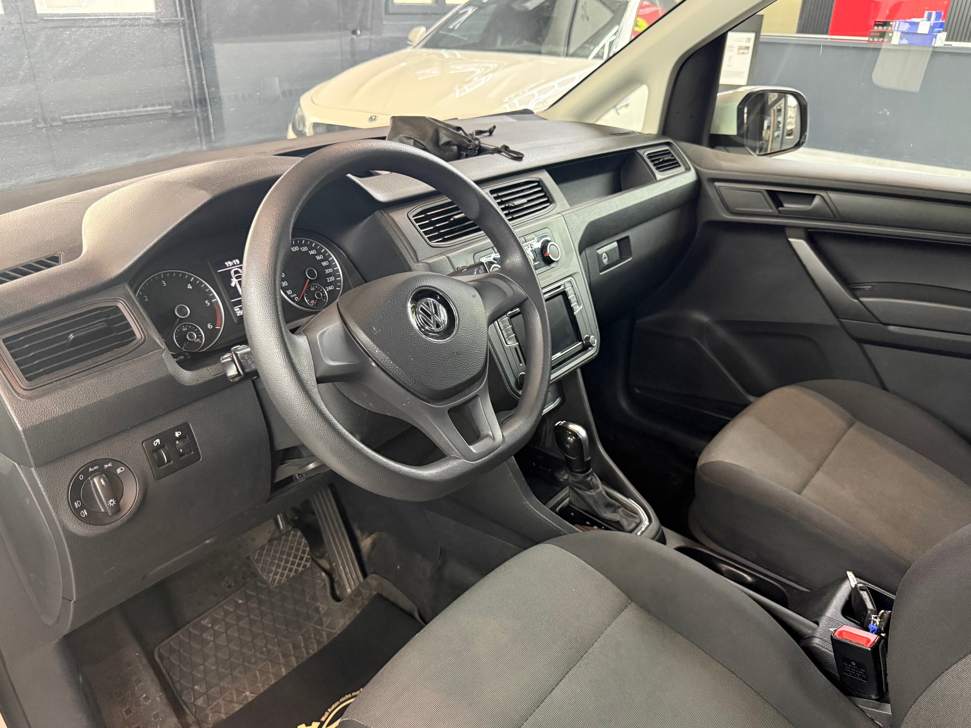 VW Caddy Maxi 2.0TDI BlueMotion Technology DSG-image-8