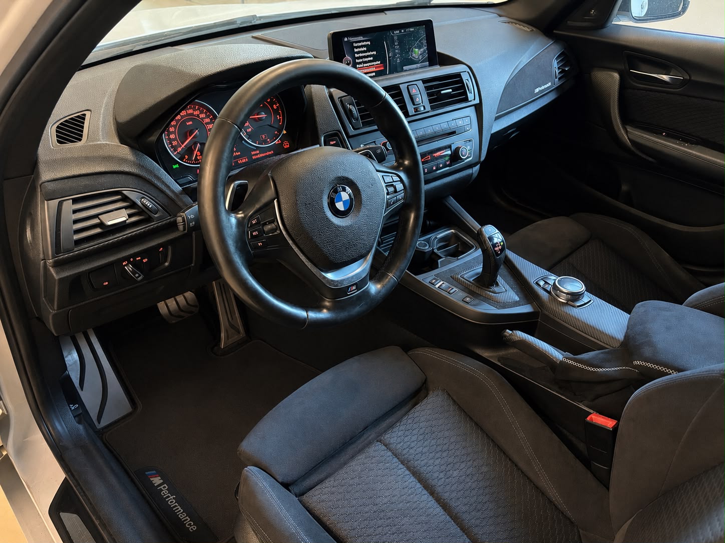 BMW M135i xDrive Steptronic-image-12