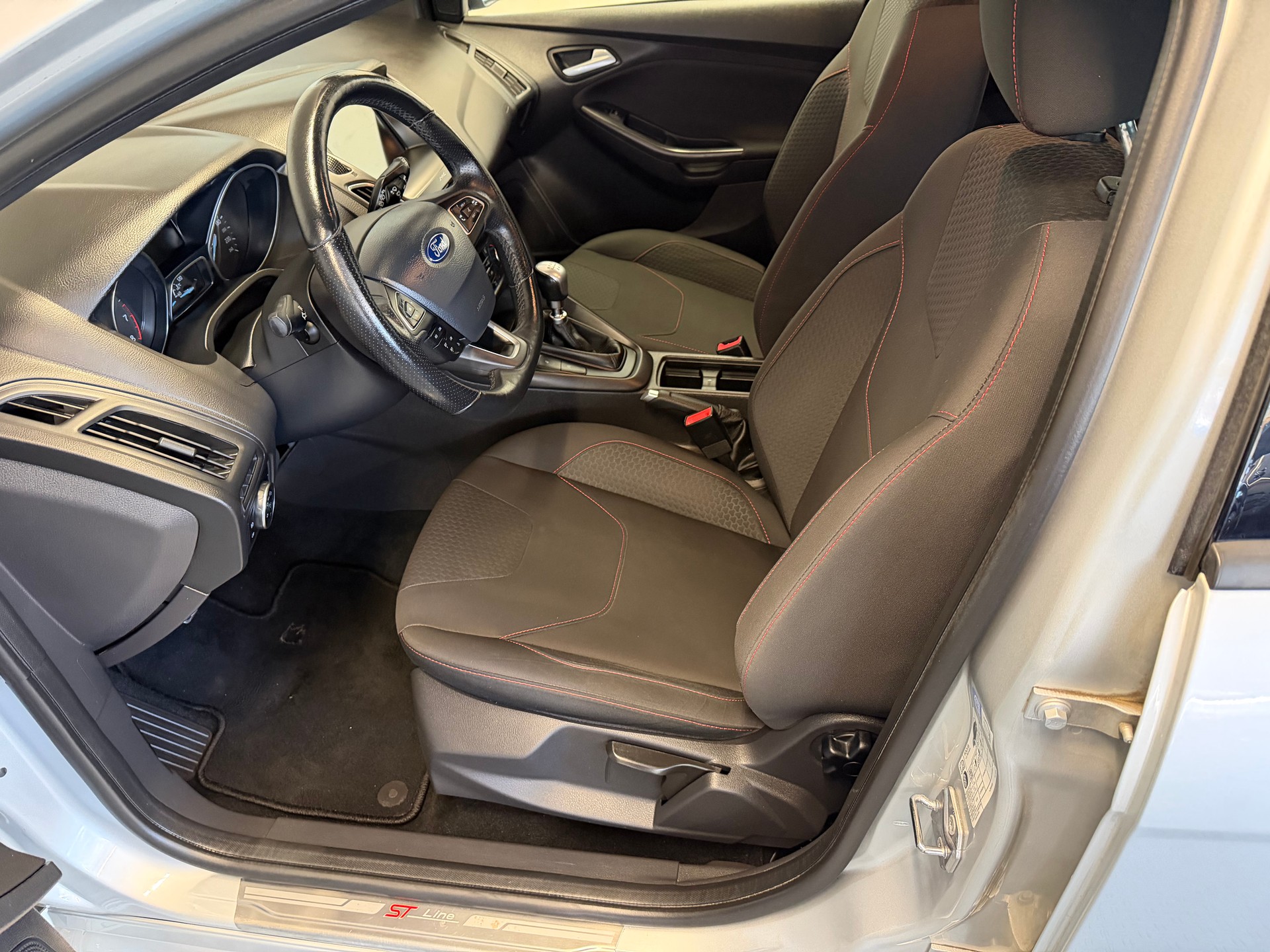 FORD Focus 1.0 SCTi ST Line-image-9