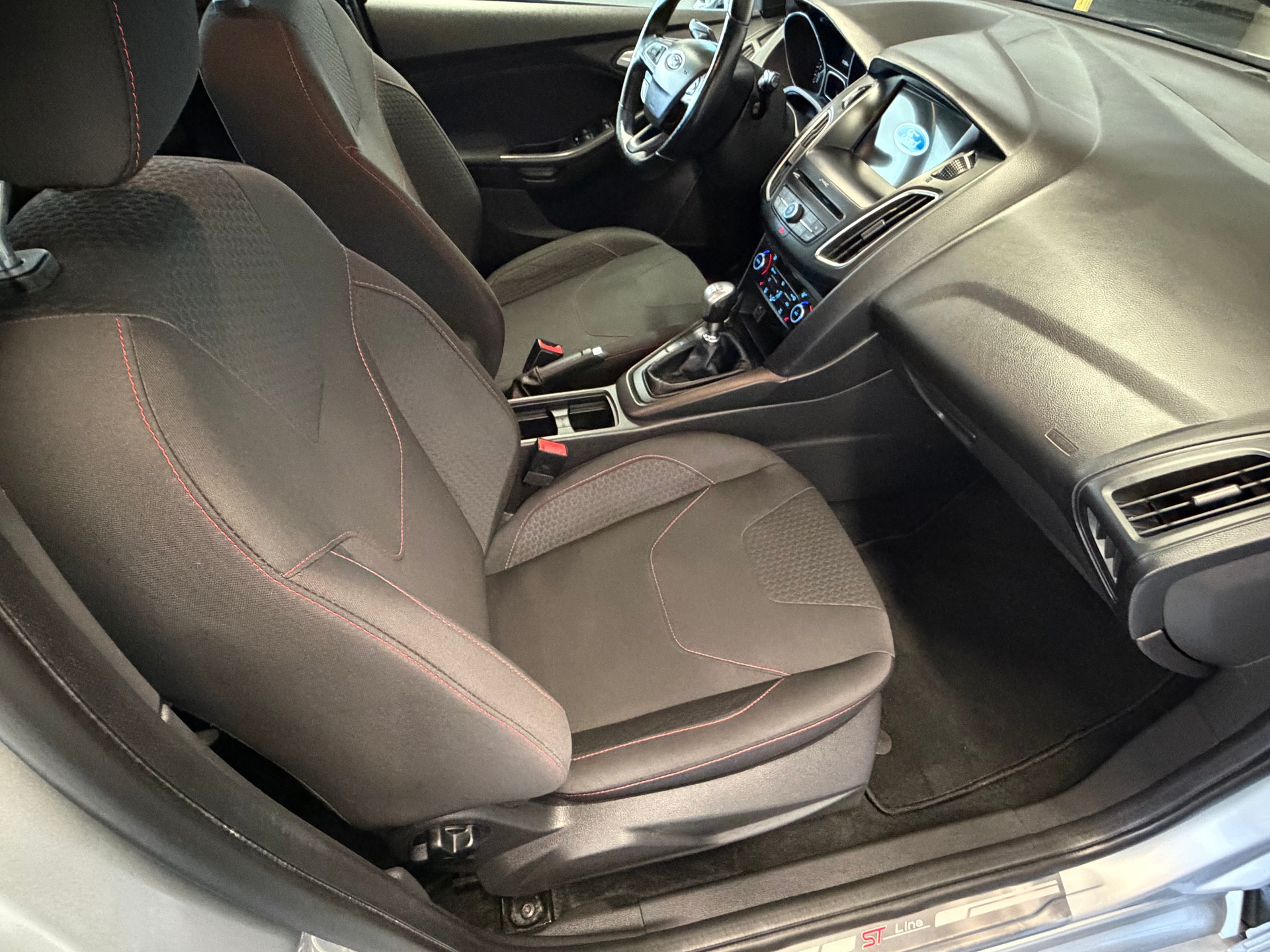 FORD Focus 1.0 SCTi ST Line-image-11