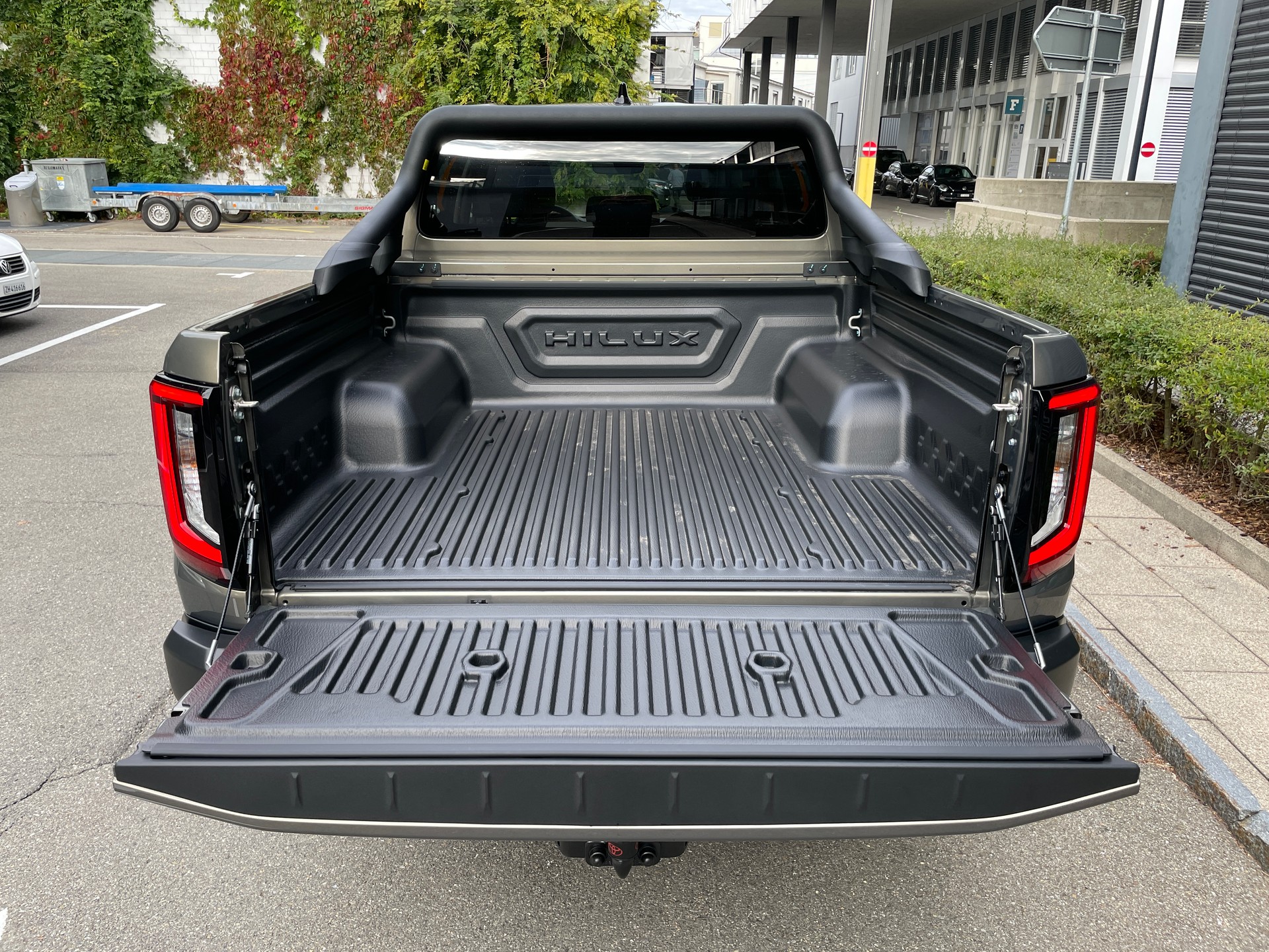 TOYOTA Hilux 2.8d MHEV Invincible Double Cab 4x4 mit AHK (MODELL 2027)-image-4