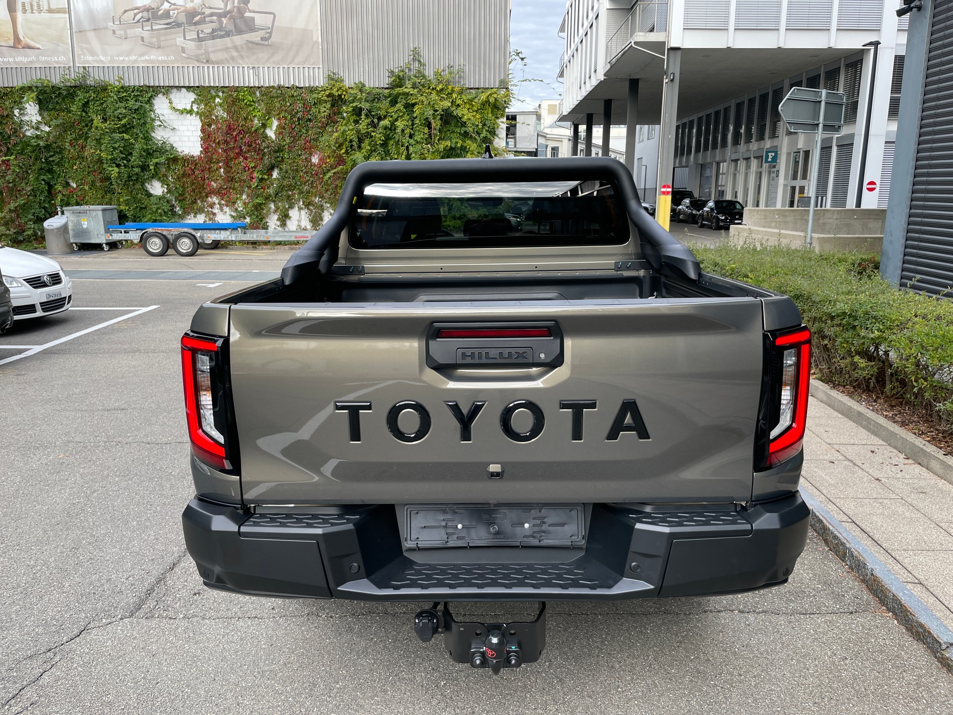 TOYOTA Hilux 2.8d MHEV Invincible Double Cab 4x4 mit AHK (MODELL 2027)-image-3