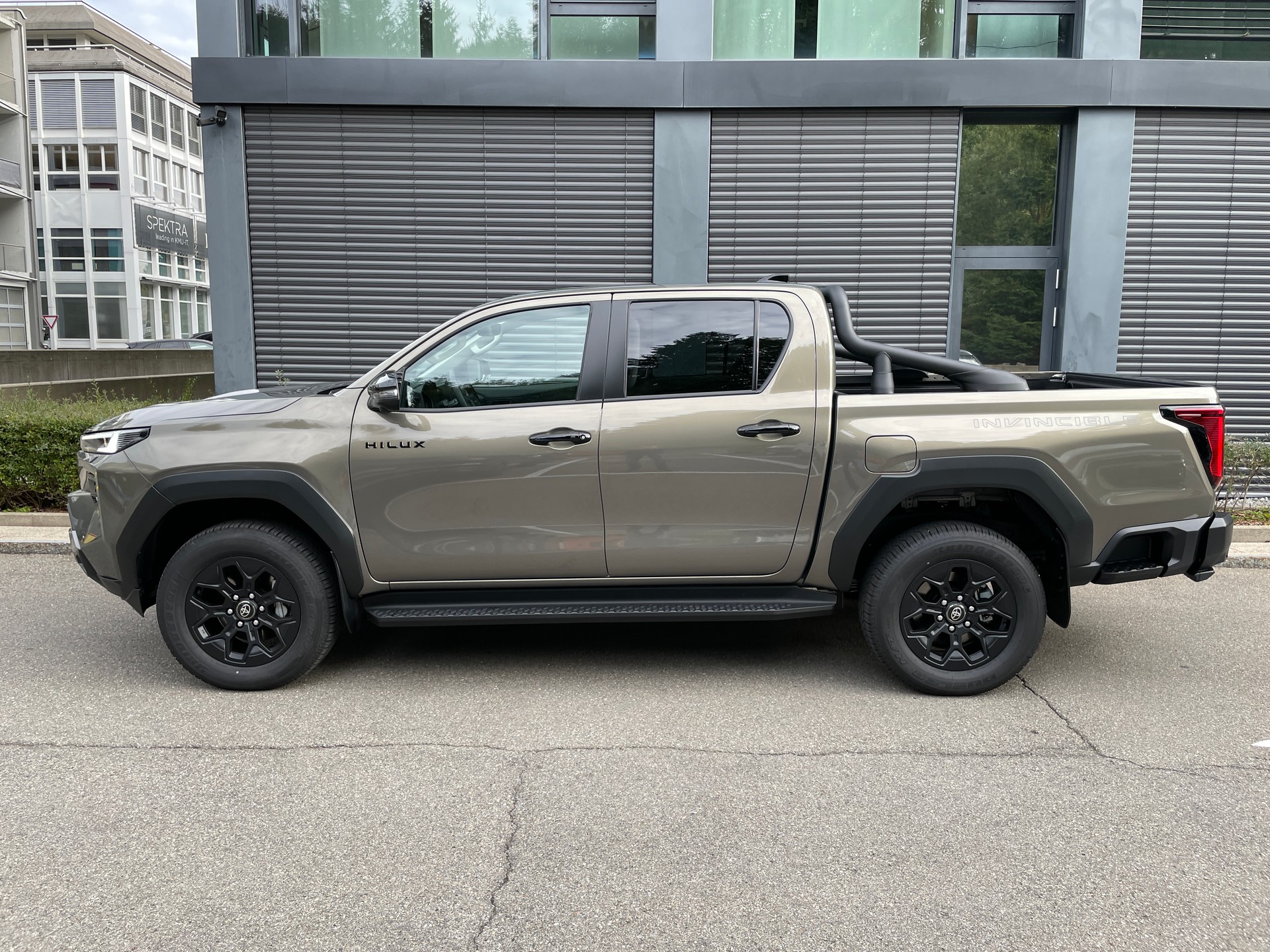 TOYOTA Hilux 2.8d MHEV Invincible Double Cab 4x4 mit AHK (MODELL 2027)-image-1