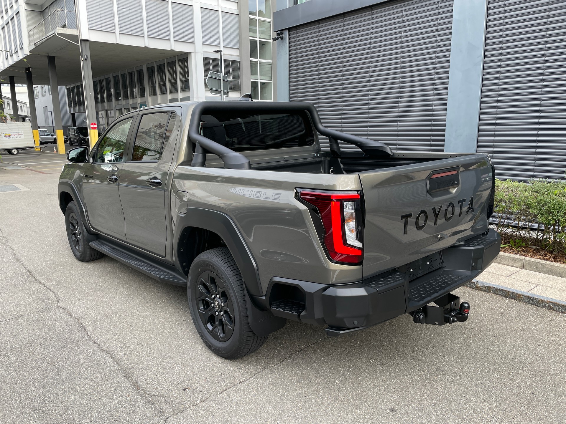TOYOTA Hilux 2.8d MHEV Invincible Double Cab 4x4 mit AHK (MODELL 2027)-image-2