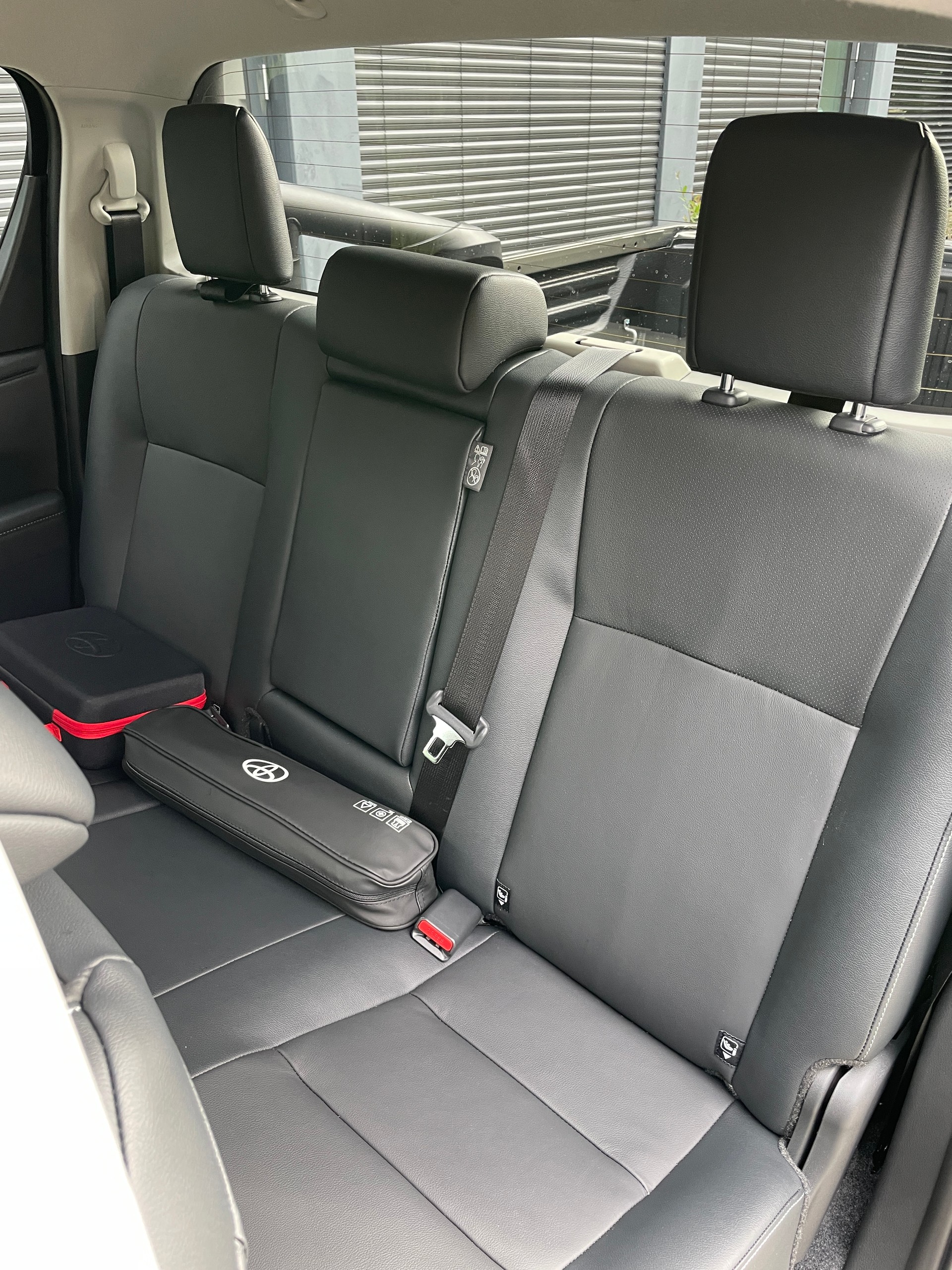TOYOTA Hilux 2.8d MHEV Invincible Double Cab 4x4 mit AHK (MODELL 2027)-image-12