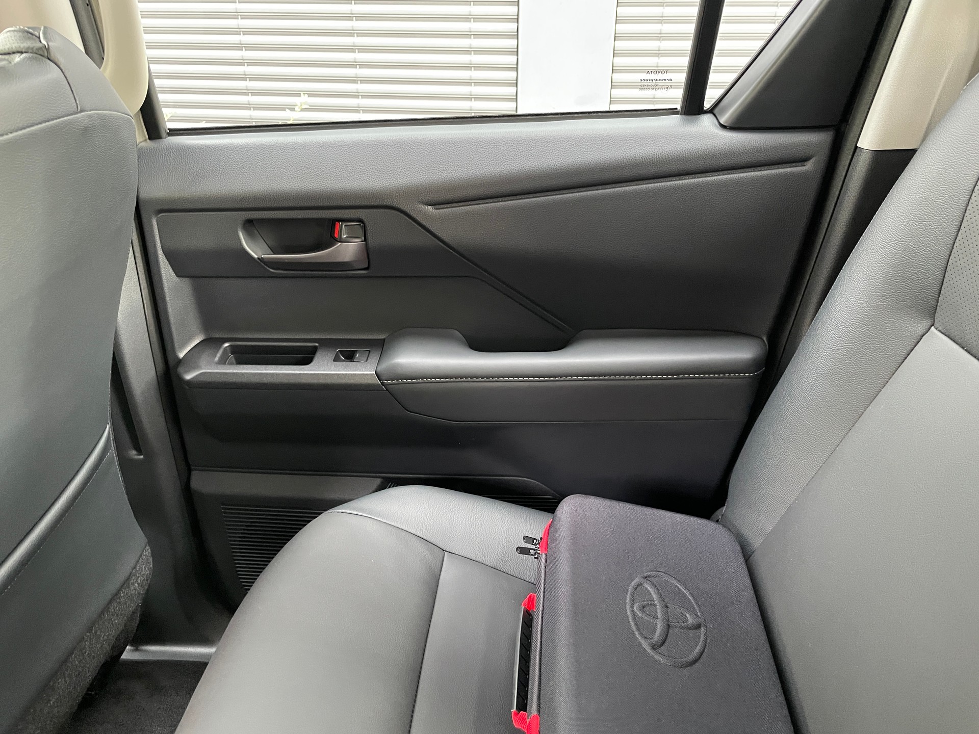 TOYOTA Hilux 2.8d MHEV Invincible Double Cab 4x4 mit AHK (MODELL 2027)-image-17