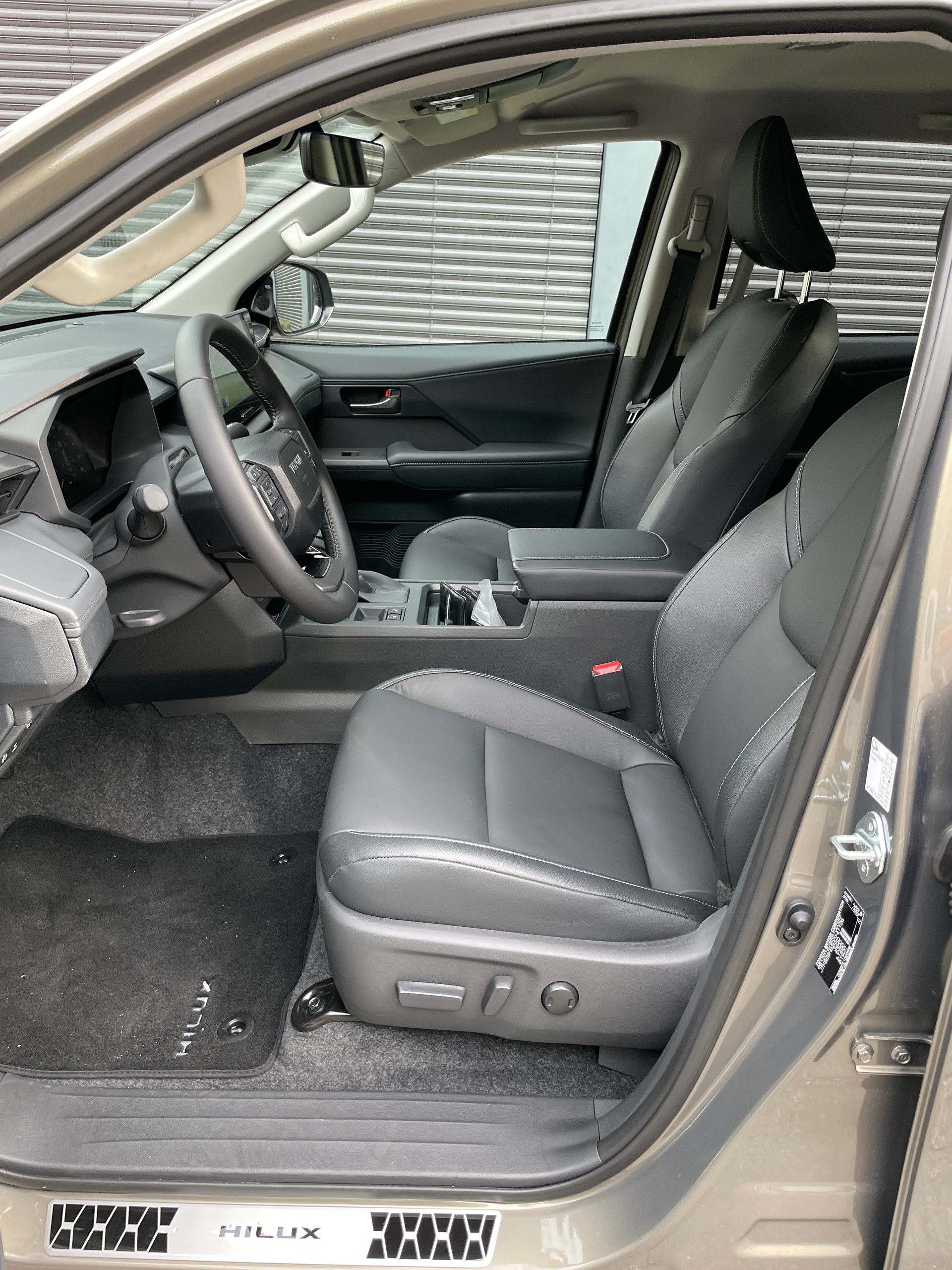 TOYOTA Hilux 2.8d MHEV Invincible Double Cab 4x4 mit AHK (MODELL 2027)-image-10
